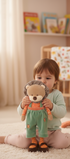 Peluche lion happy Léo Bukowski Design en situation – doudou bébé doux et rassurant, idéal comme cadeau de naissance – Tawus