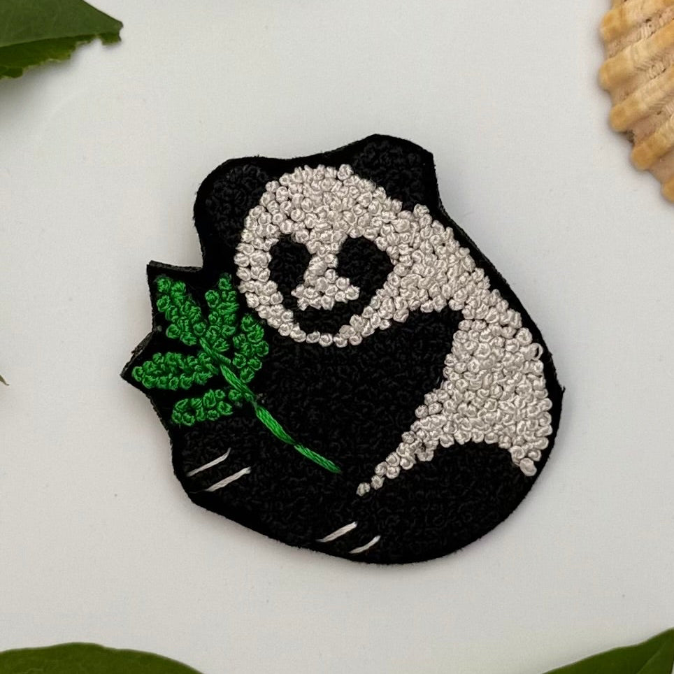 Broche Panda brodée à la main