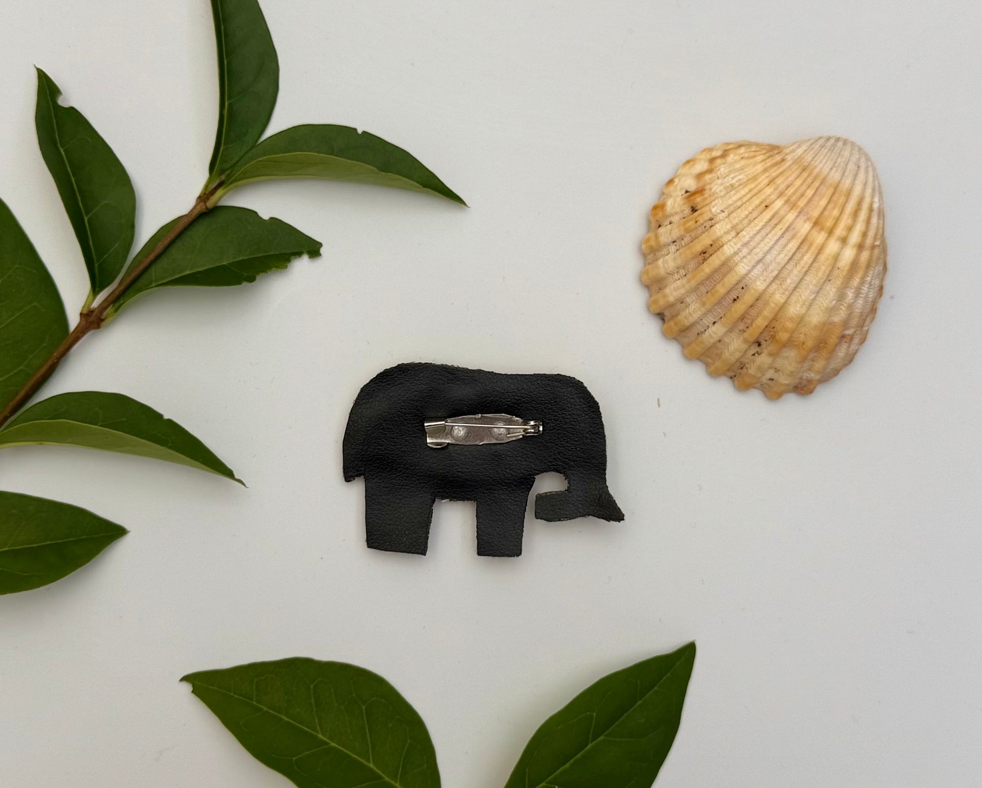 Broche Eléphant brodée à la main