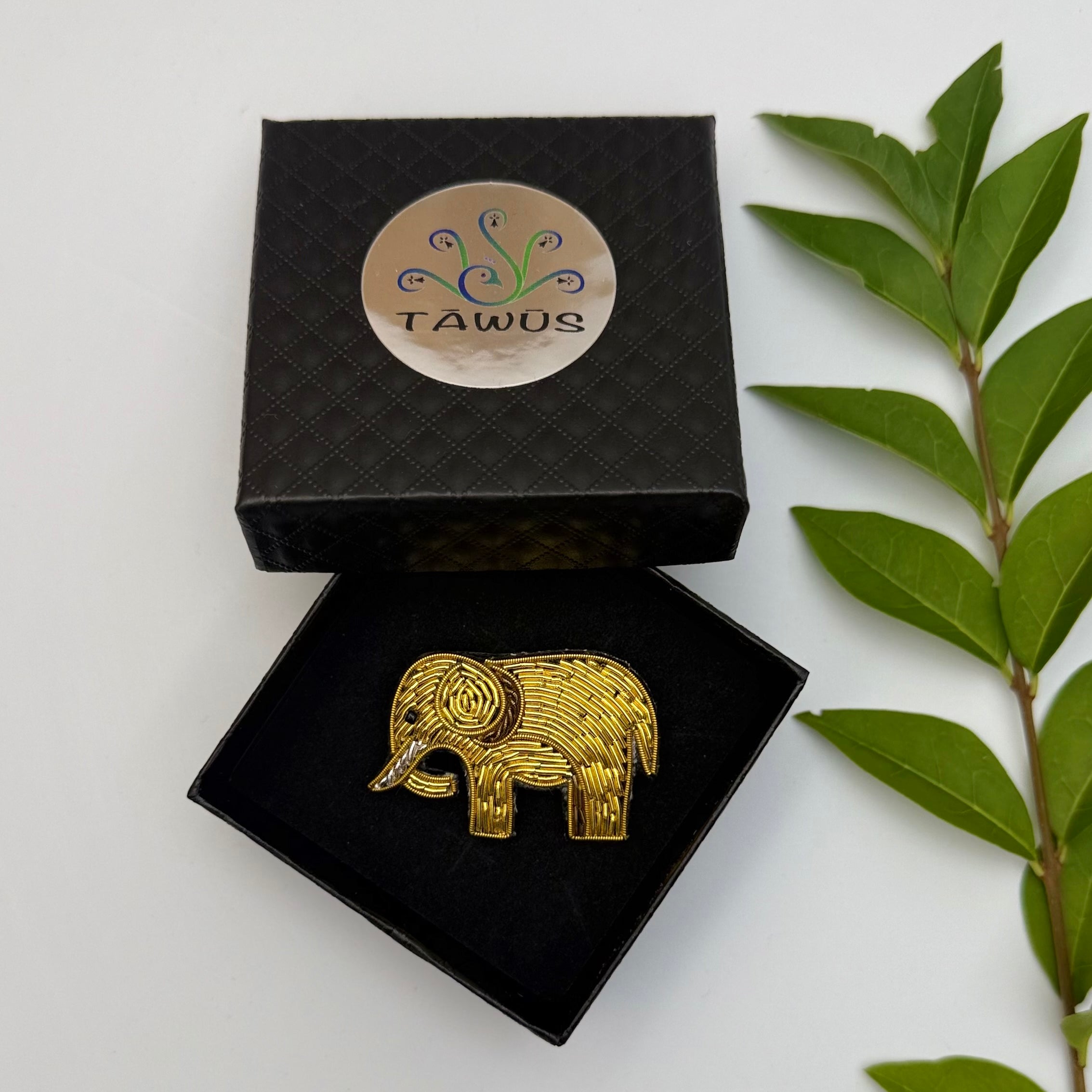 Broche Eléphant brodée à la main