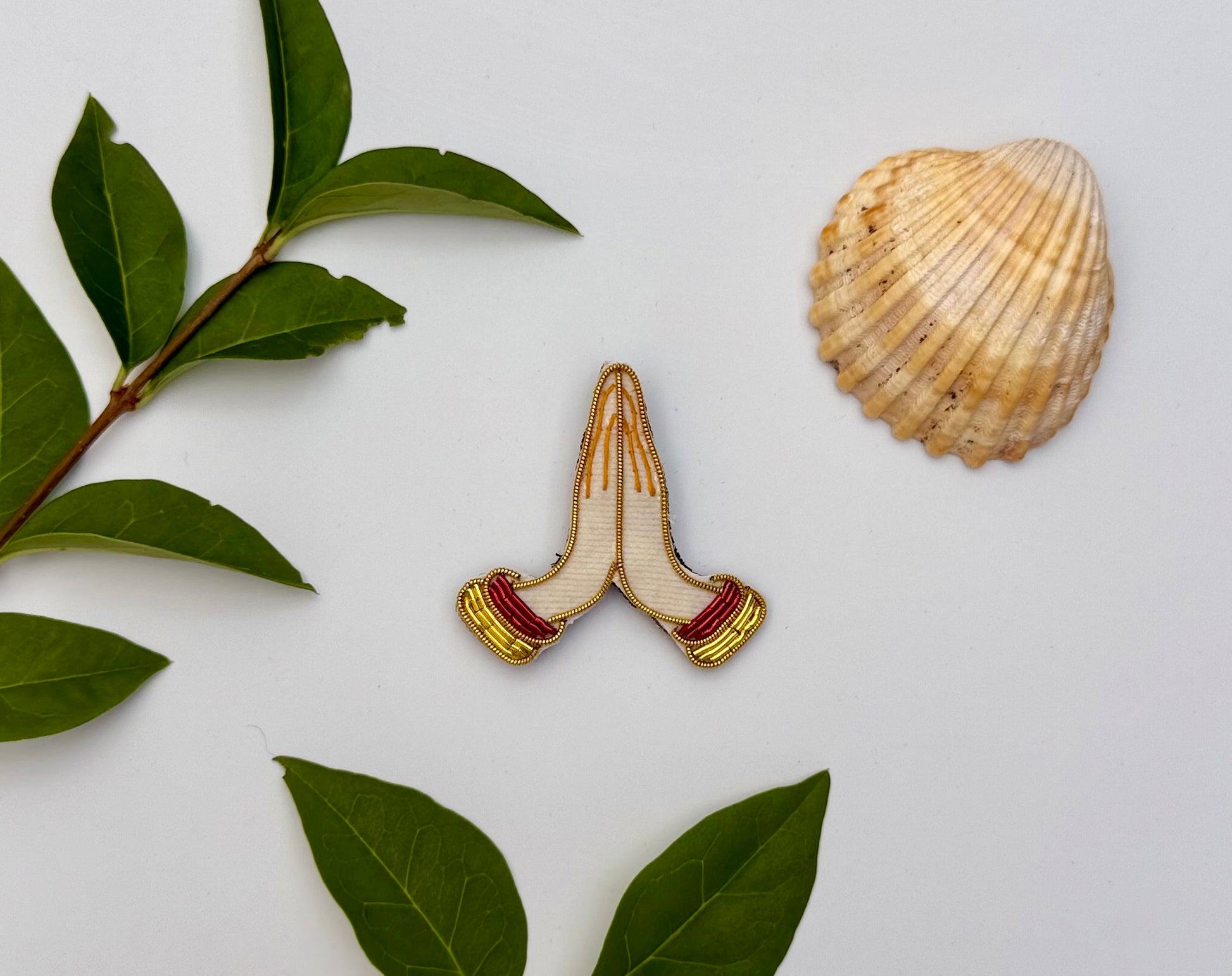 Broche Namasté  brodée à la main