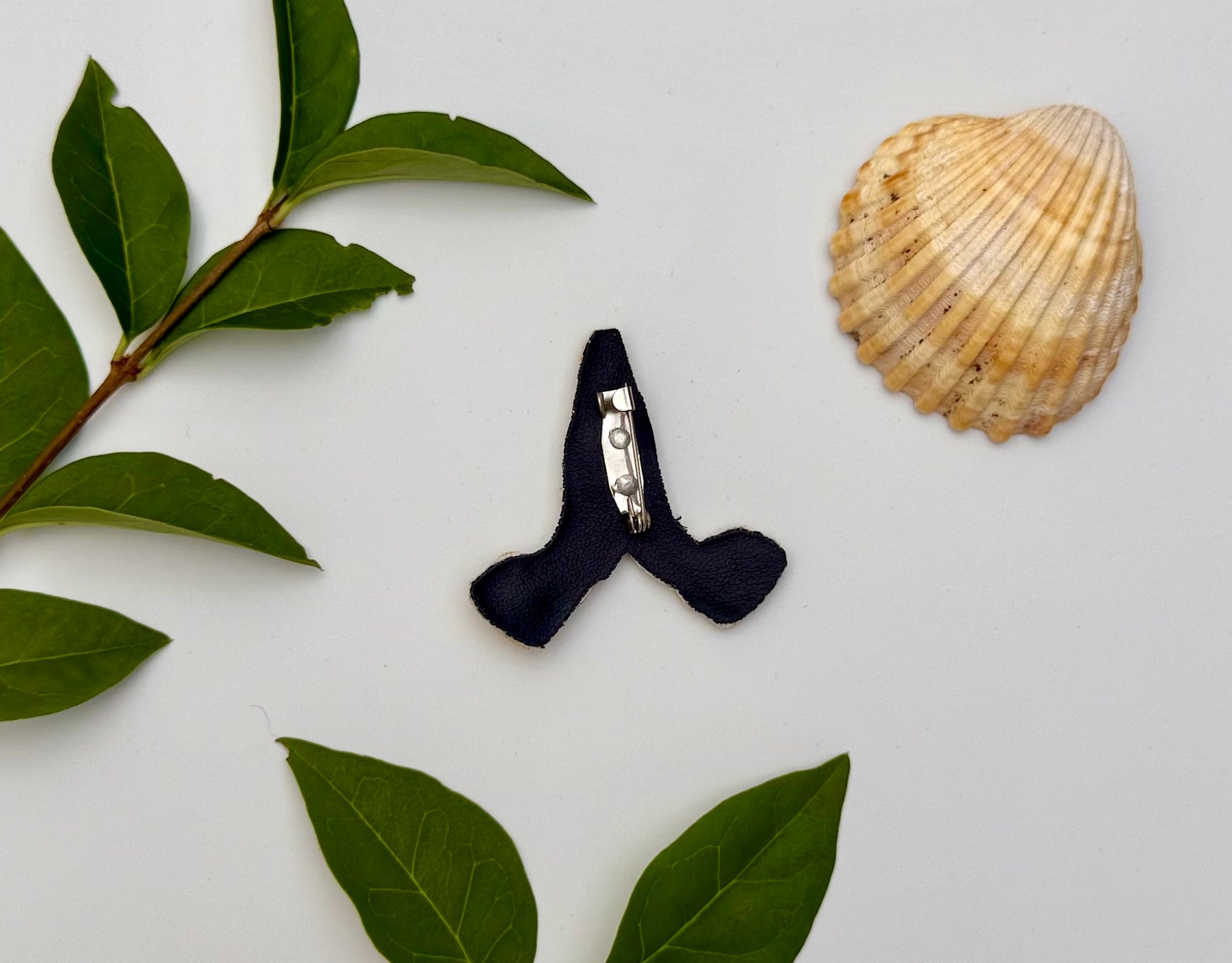 Broche Namasté  brodée à la main