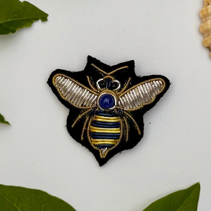 Broche Abeille brodée à la main