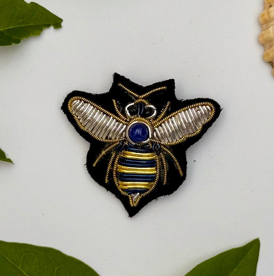Broche Abeille brodée à la main