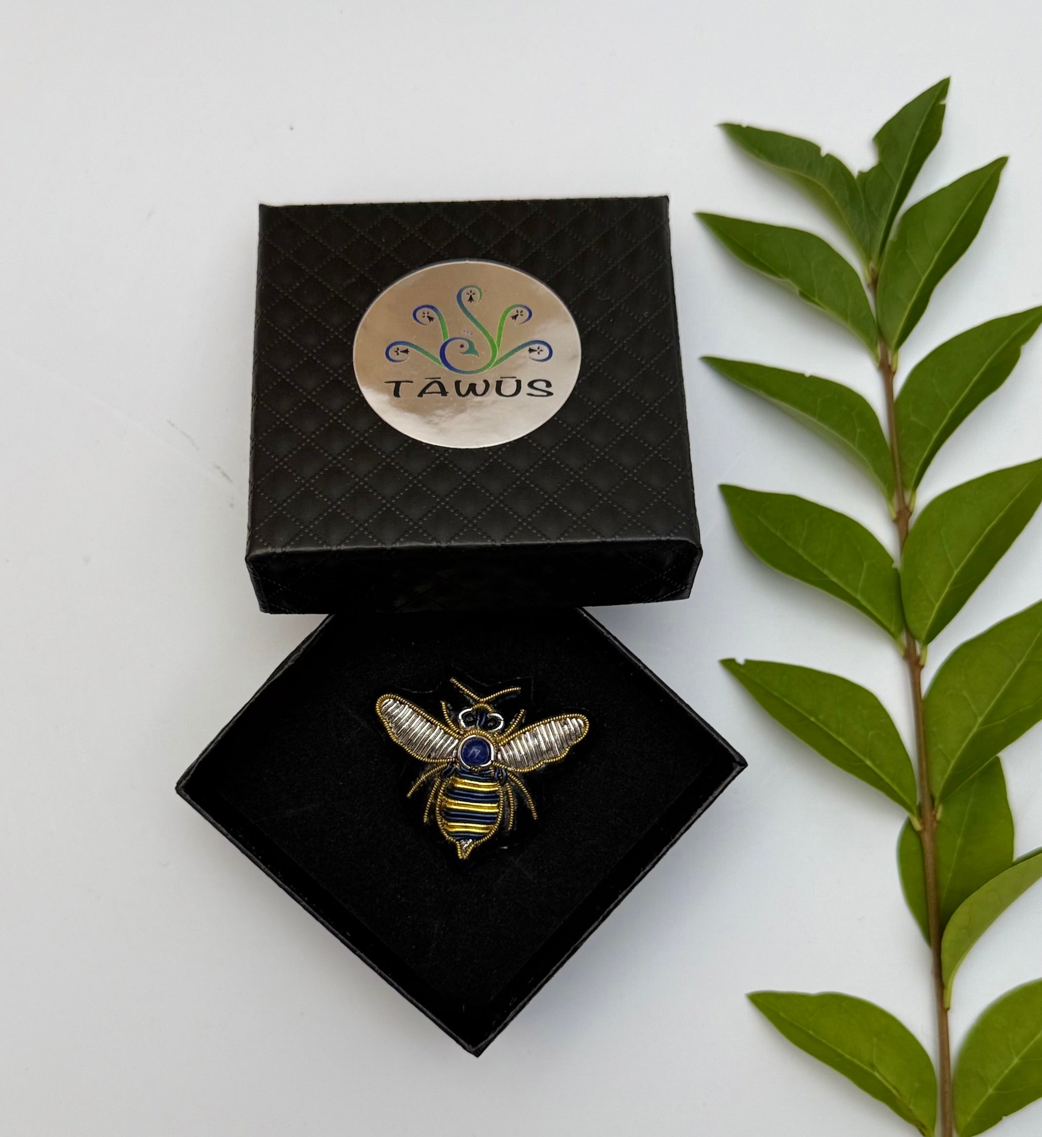 Broche Abeille brodée à la main