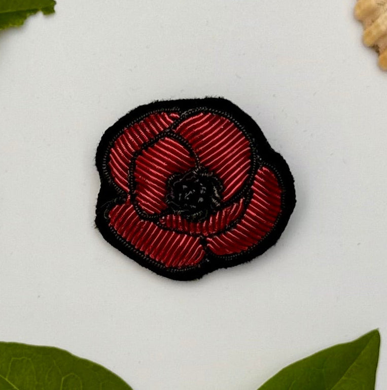Broche coquelicot brodée à la main