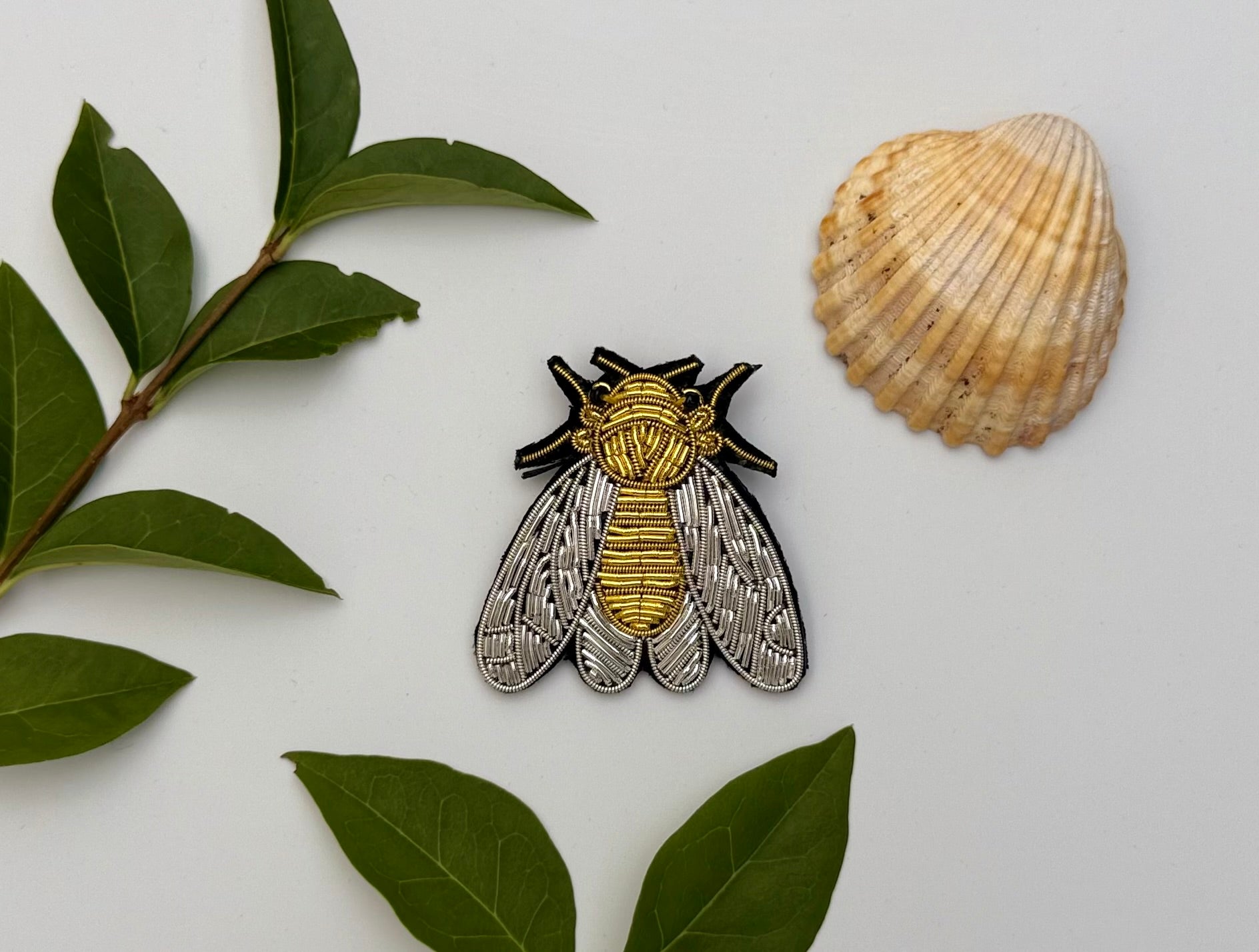 Broche Cigale brodée à la main