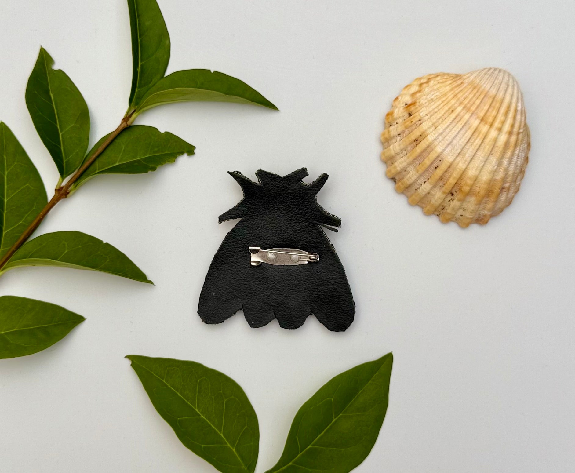 Broche Cigale brodée à la main