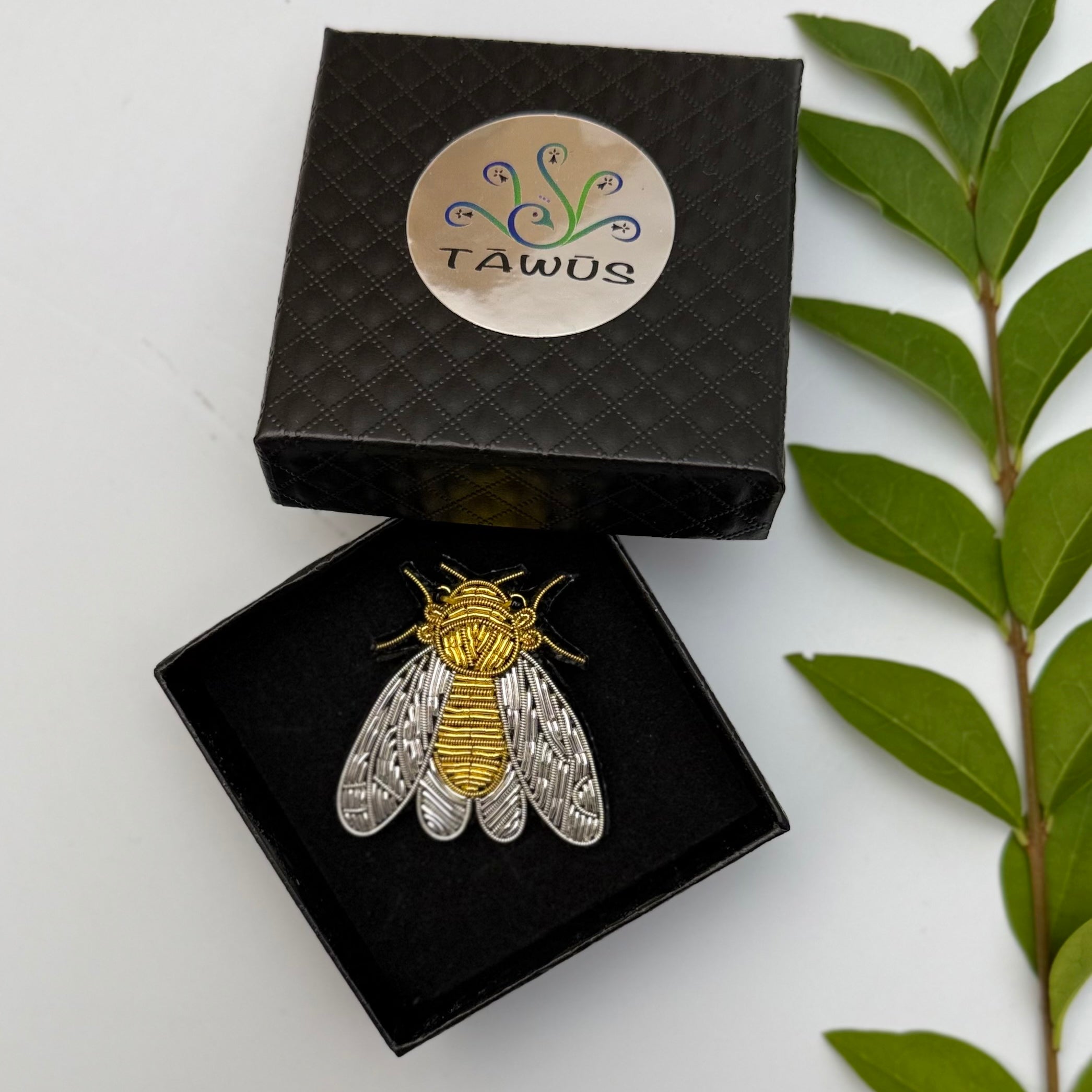 Broche Cigale brodée à la main