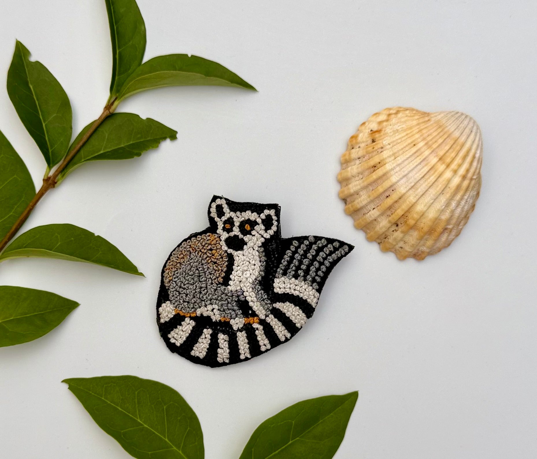 Broche Lémurien brodée à la main