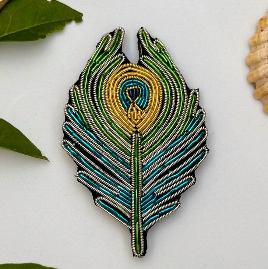 Broche Plume de Paon brodée à la main