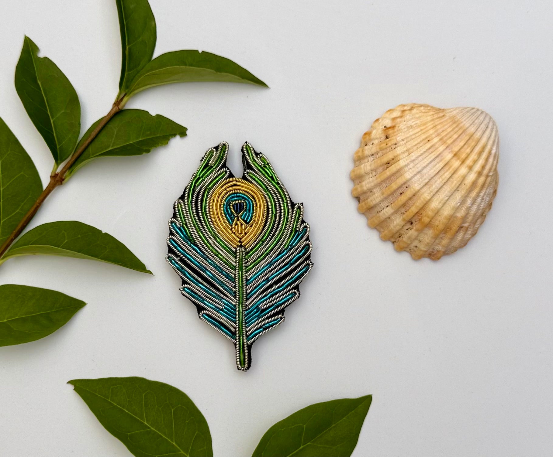 Broche Plume de Paon brodée à la main