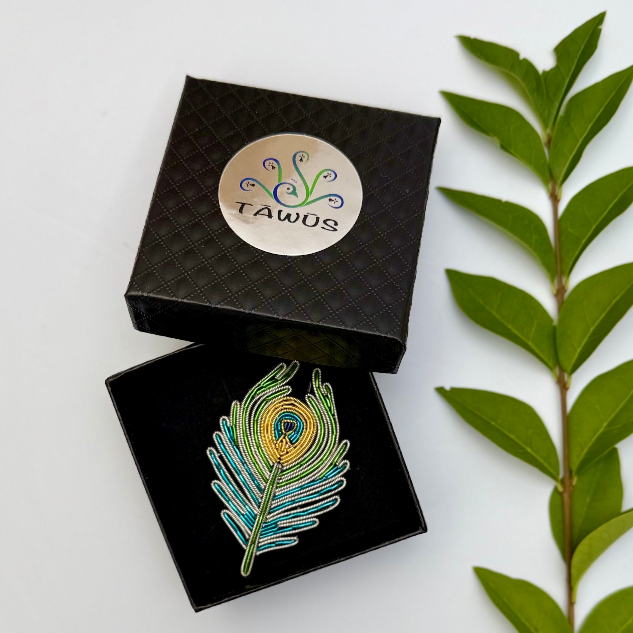 Broche Plume de Paon brodée à la main