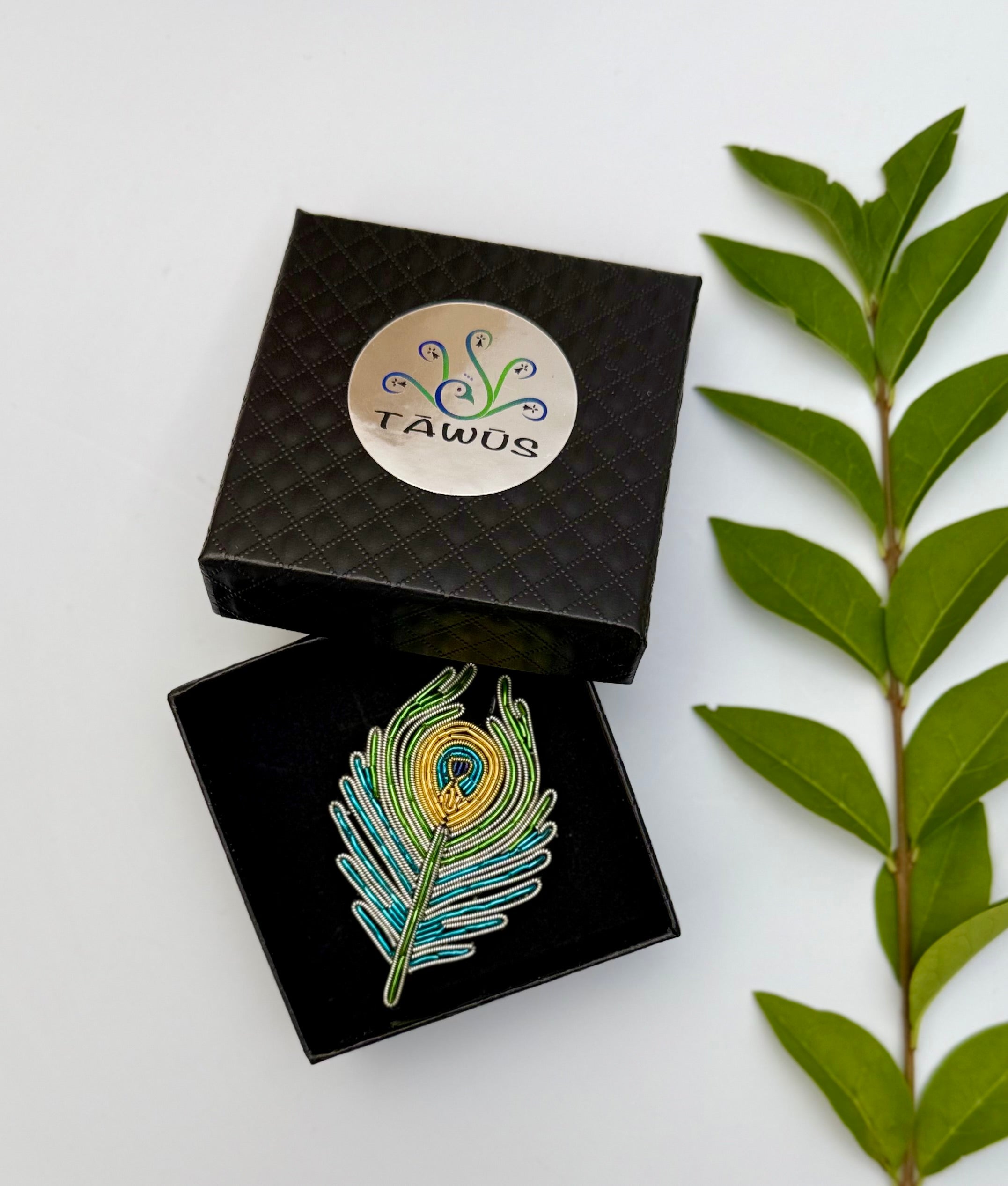 Broche Plume de Paon brodée à la main