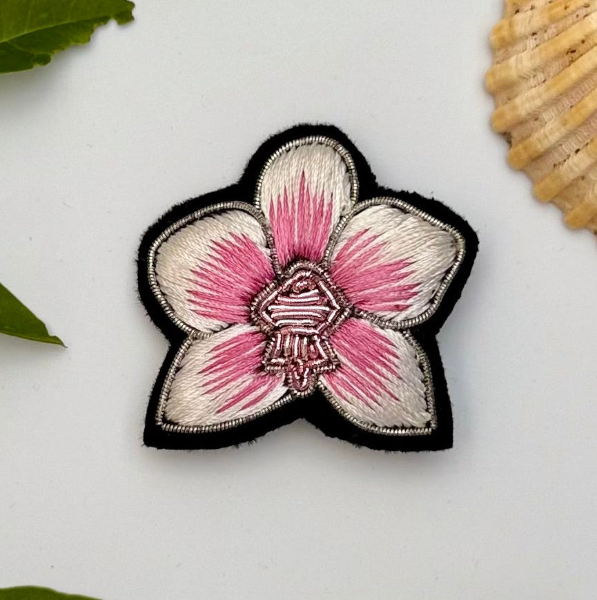 Broche Orchidée brodée à la main