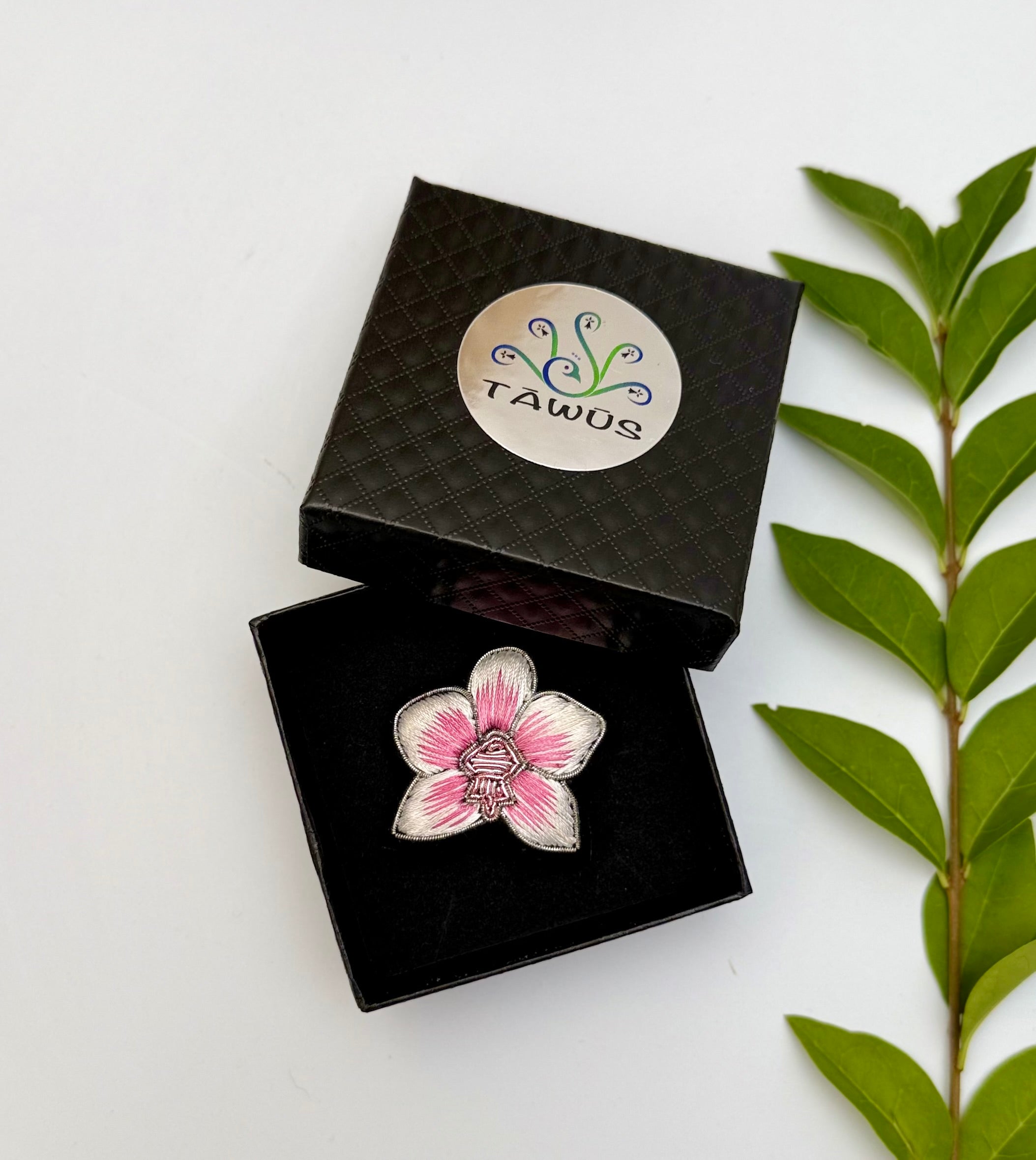Broche Orchidée brodée à la main