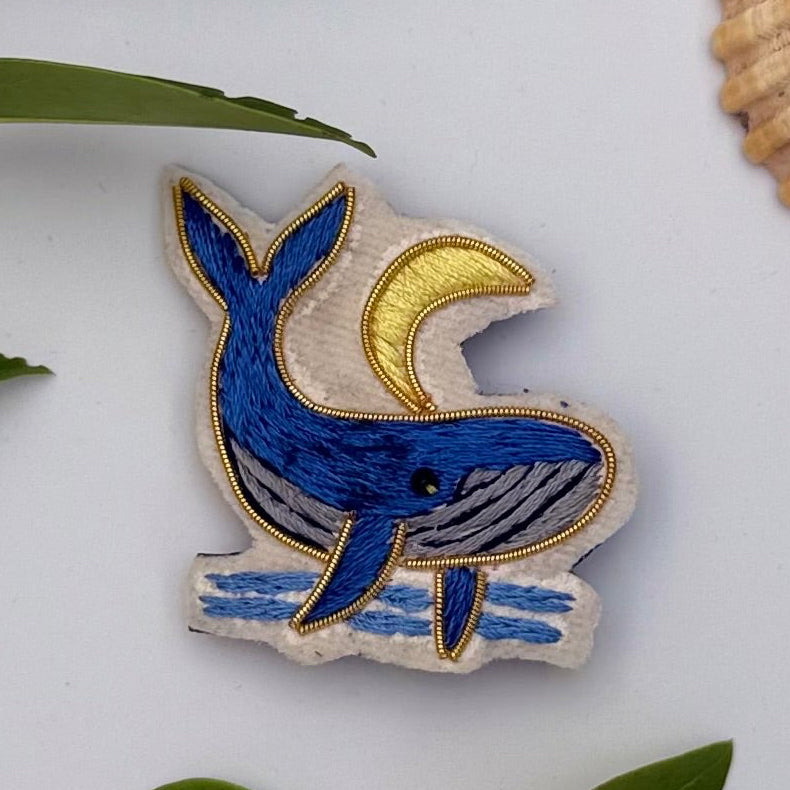 Broche Baleine & Lune brodée à la main