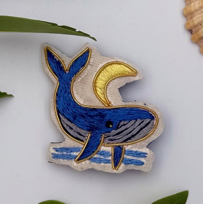 Broche Baleine & Lune brodée à la main