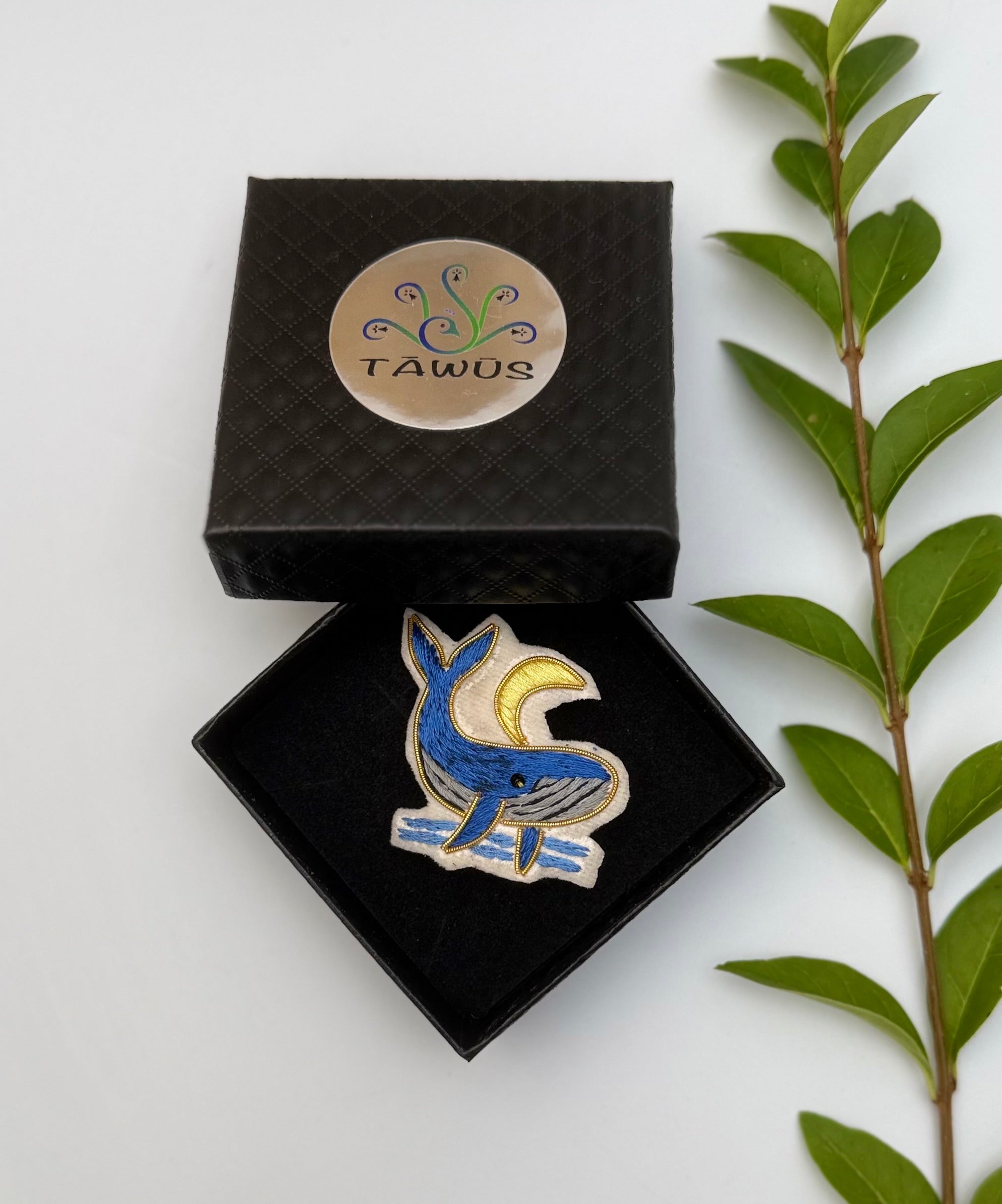 Broche Baleine & Lune brodée à la main