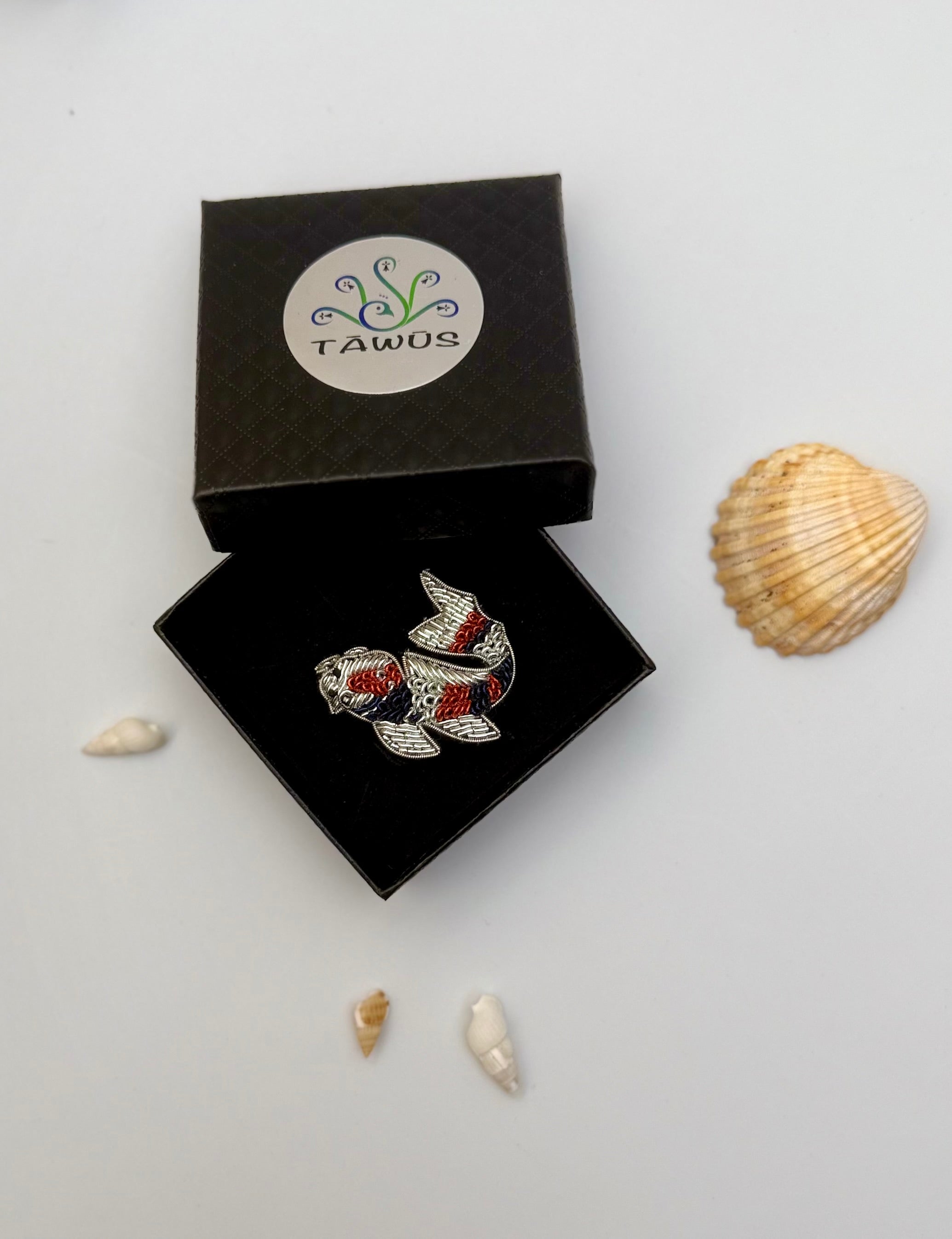 Broche Carpe Koi brodée à la main