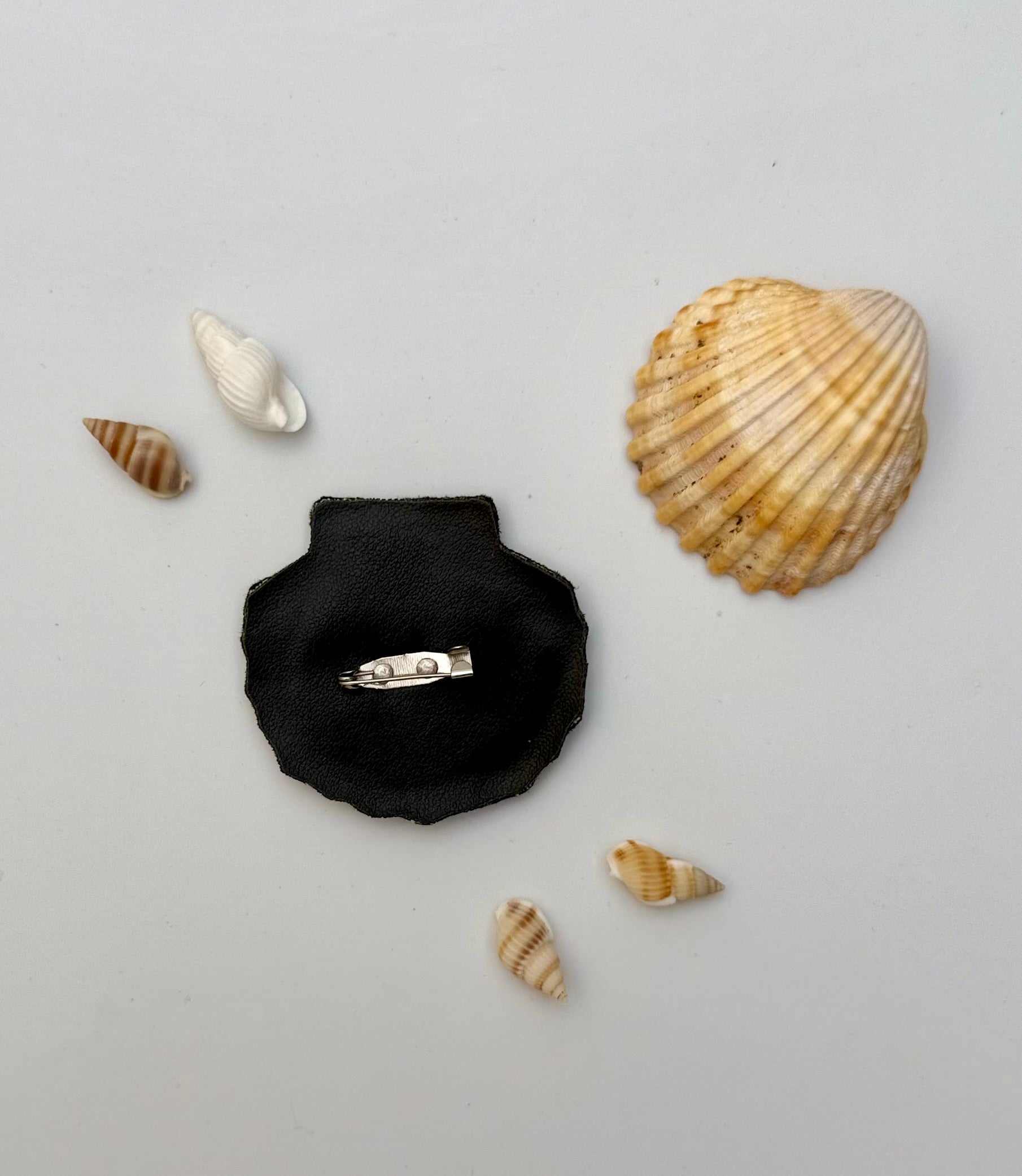 Broche Coquille St Jacques brodée à la main