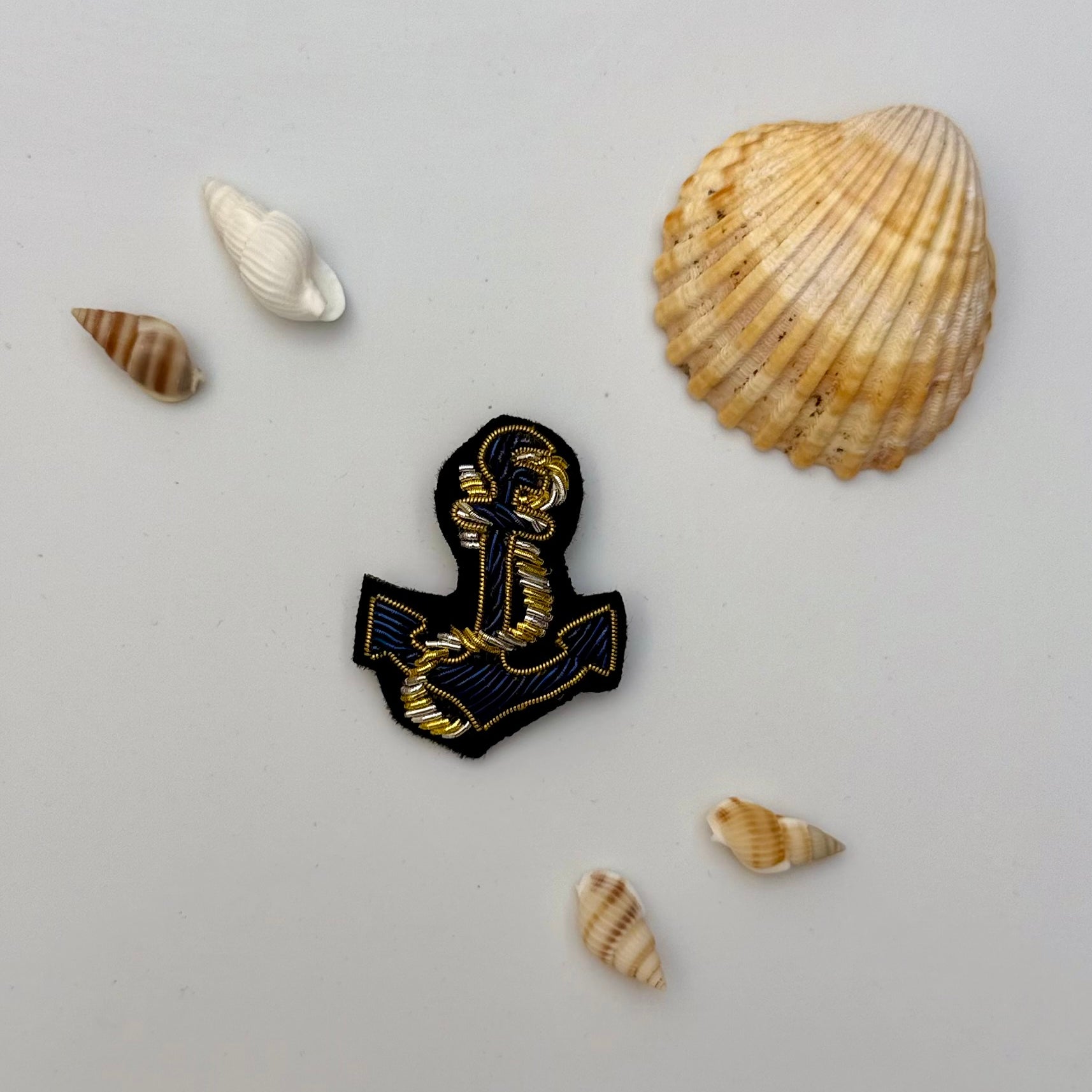 Broche Ancre Marine brodée à la main
