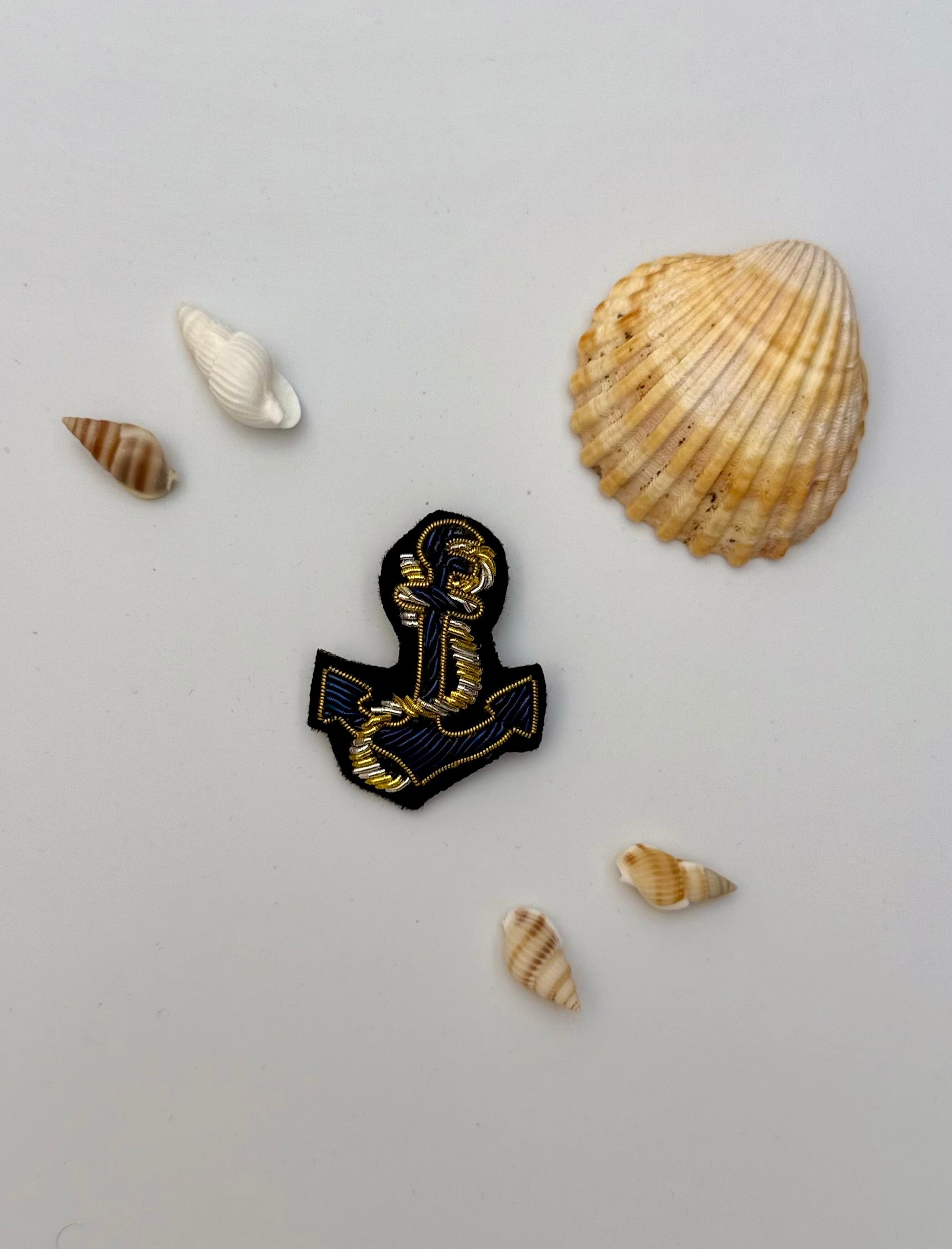 Broche Ancre Marine brodée à la main