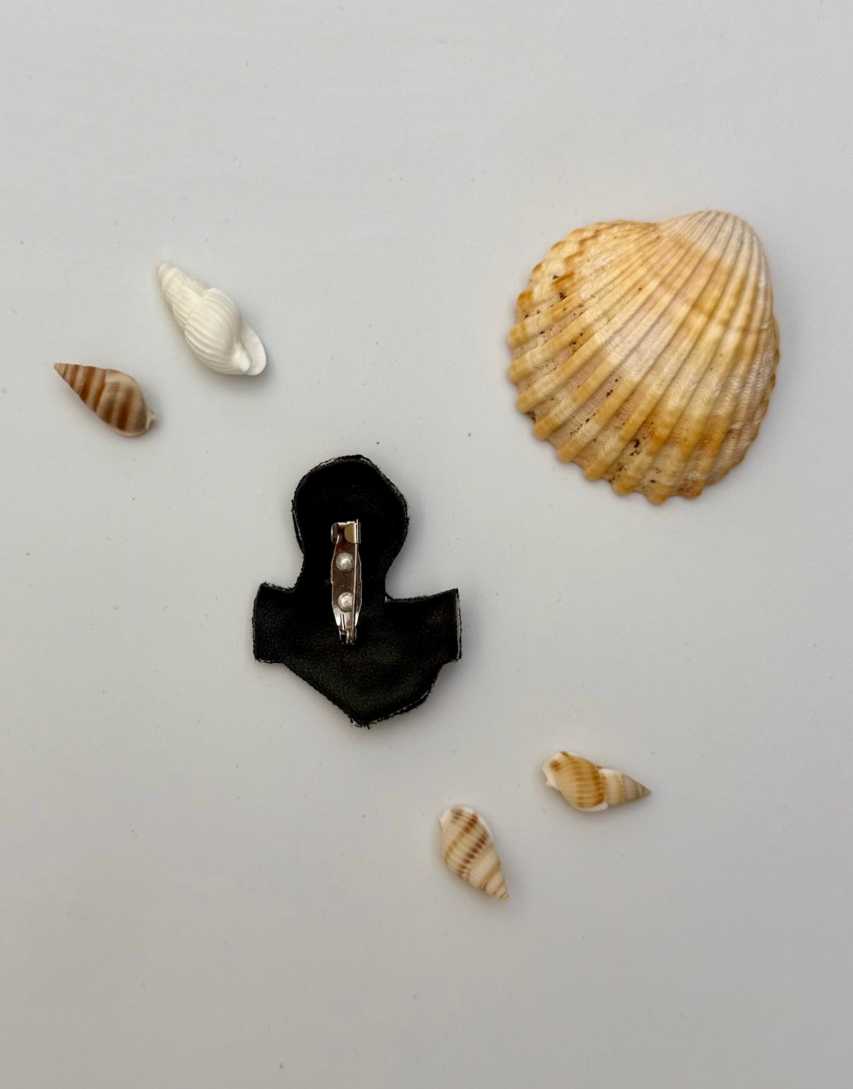 Broche Ancre Marine brodée à la main