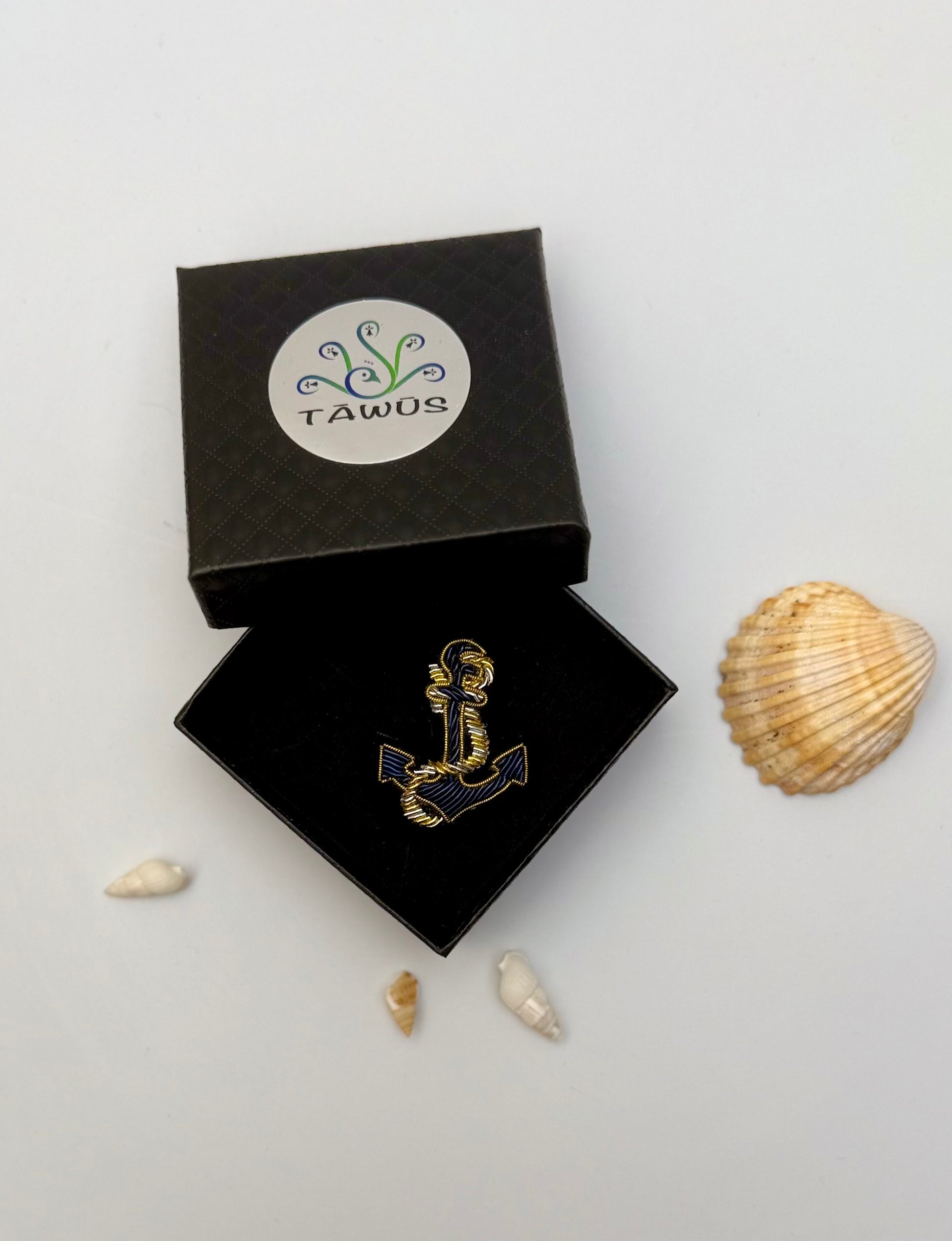 Broche Ancre Marine brodée à la main