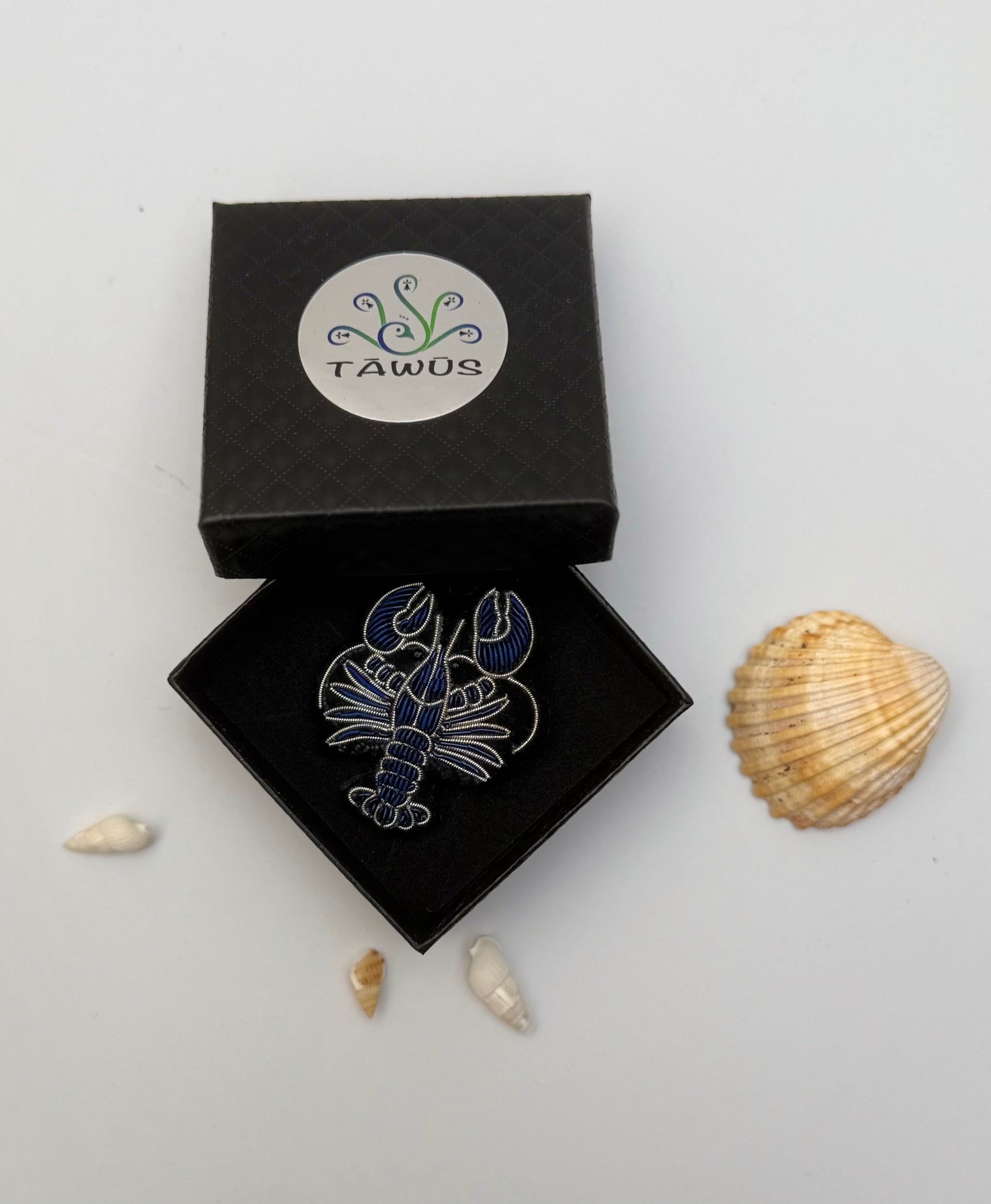 Broche Homard bleu brodée à la main