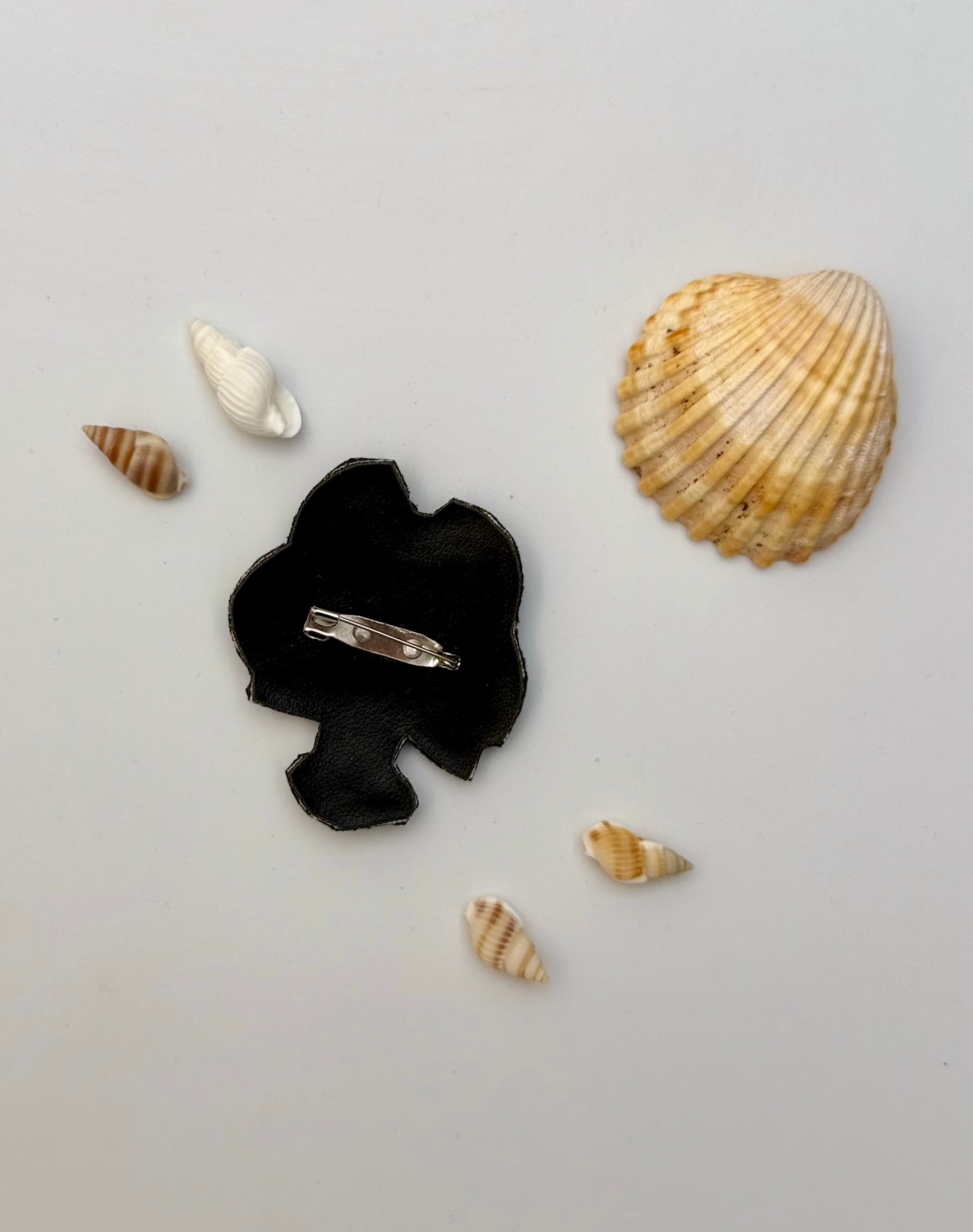 Broche Homard bleu brodée à la main