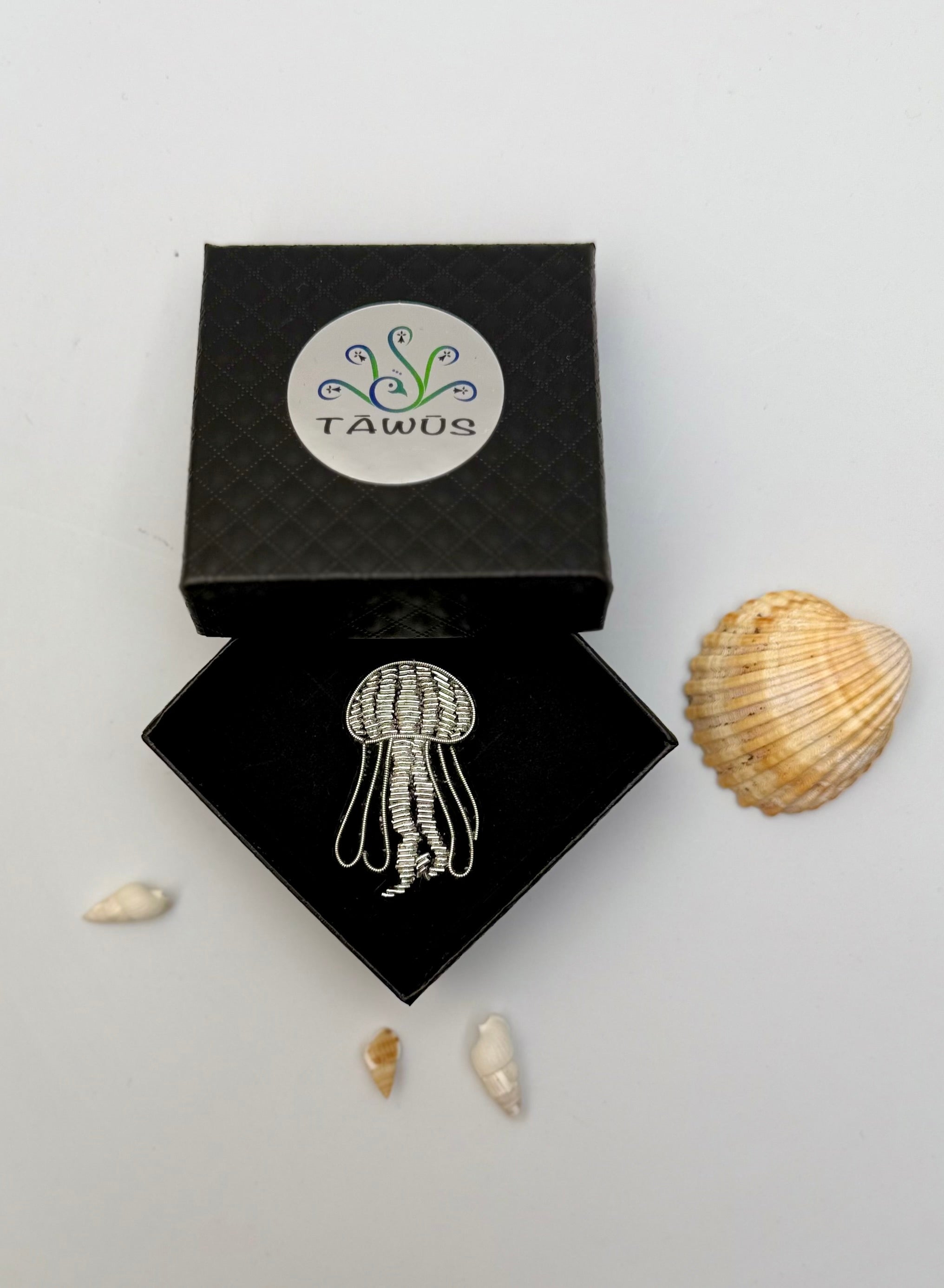 Broche Méduse brodée à la main