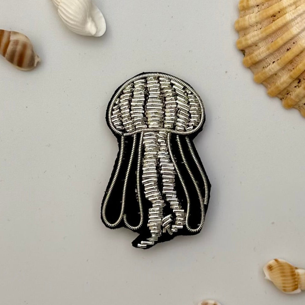 Broche Méduse brodée à la main