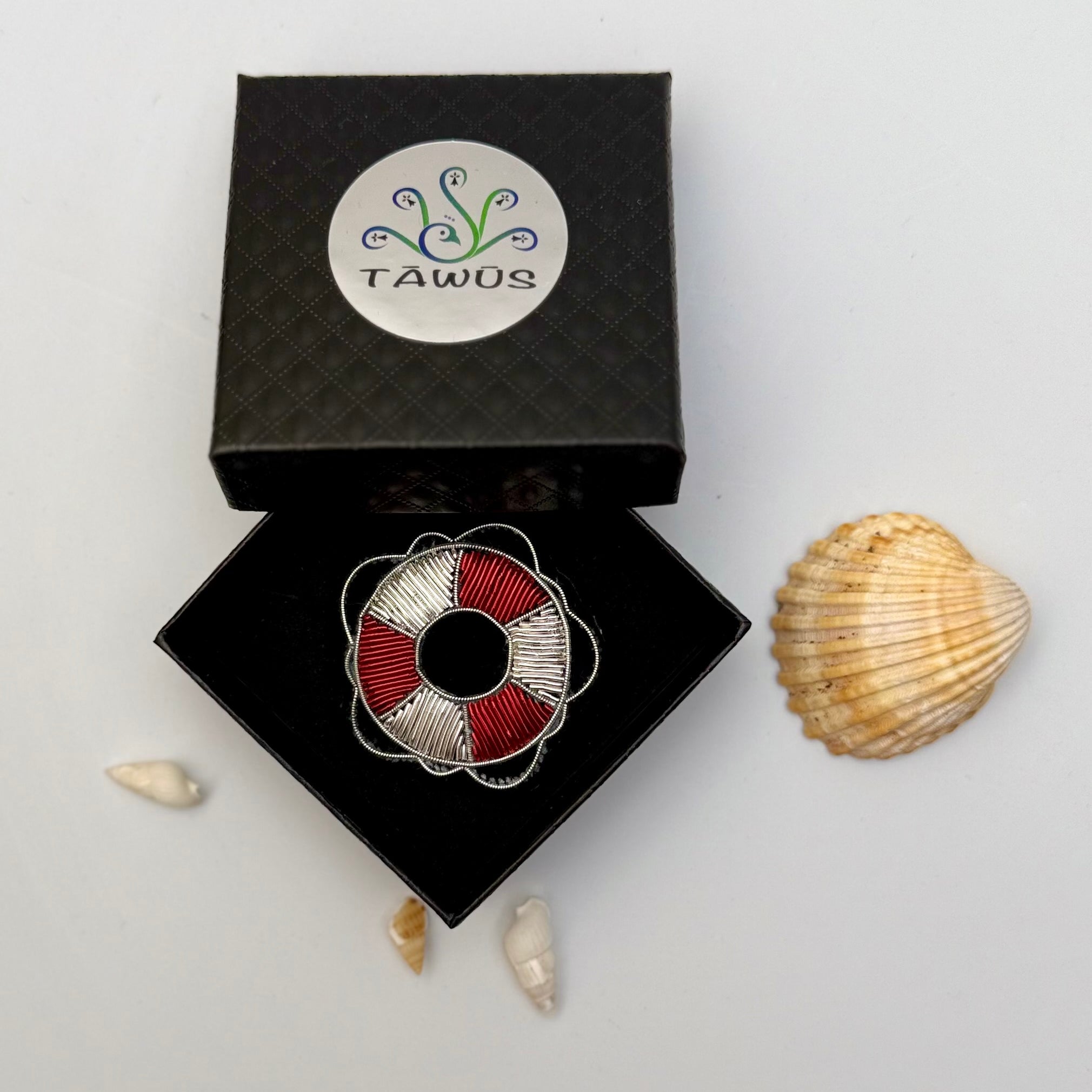 Broche Bouée brodée à la main