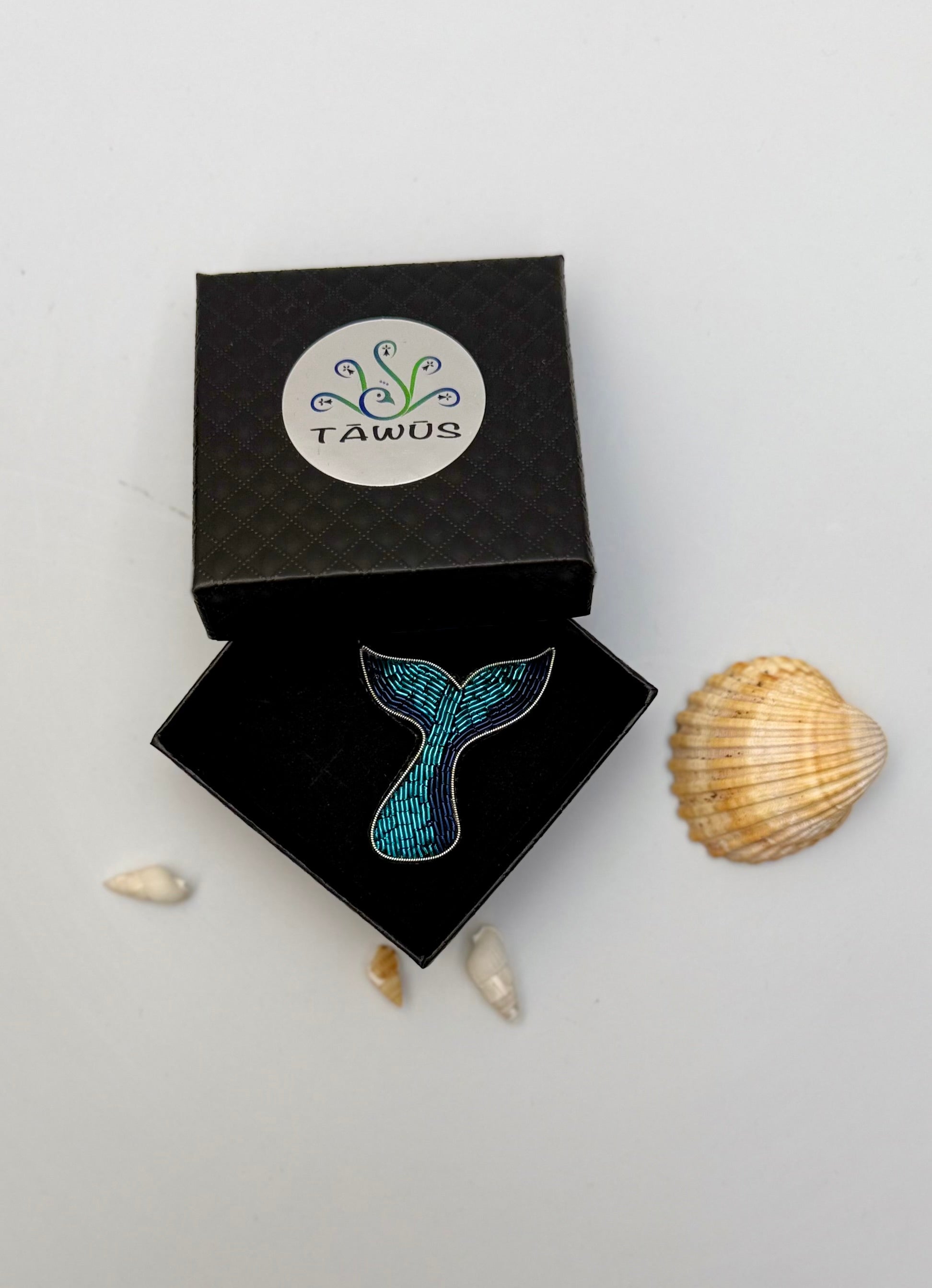 Broche Queue de Baleine brodée à la main