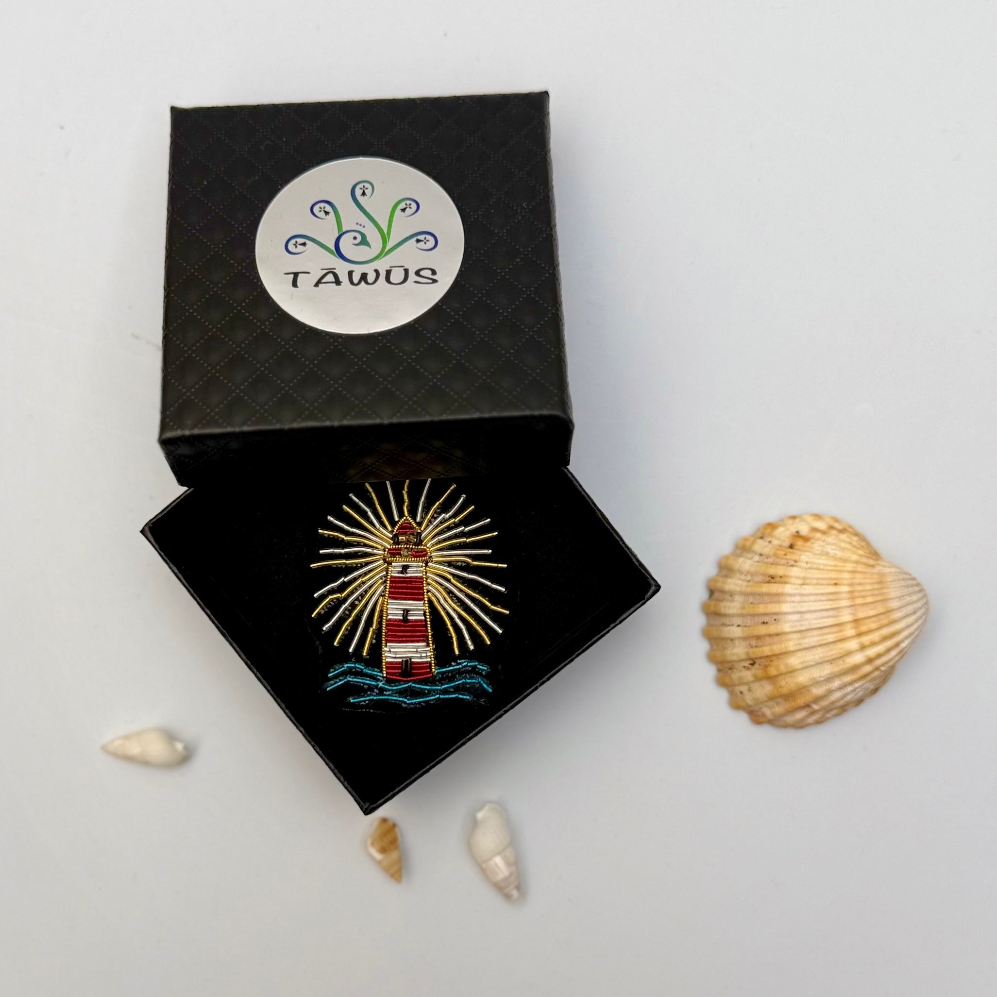 Broche Phare brodée à la main