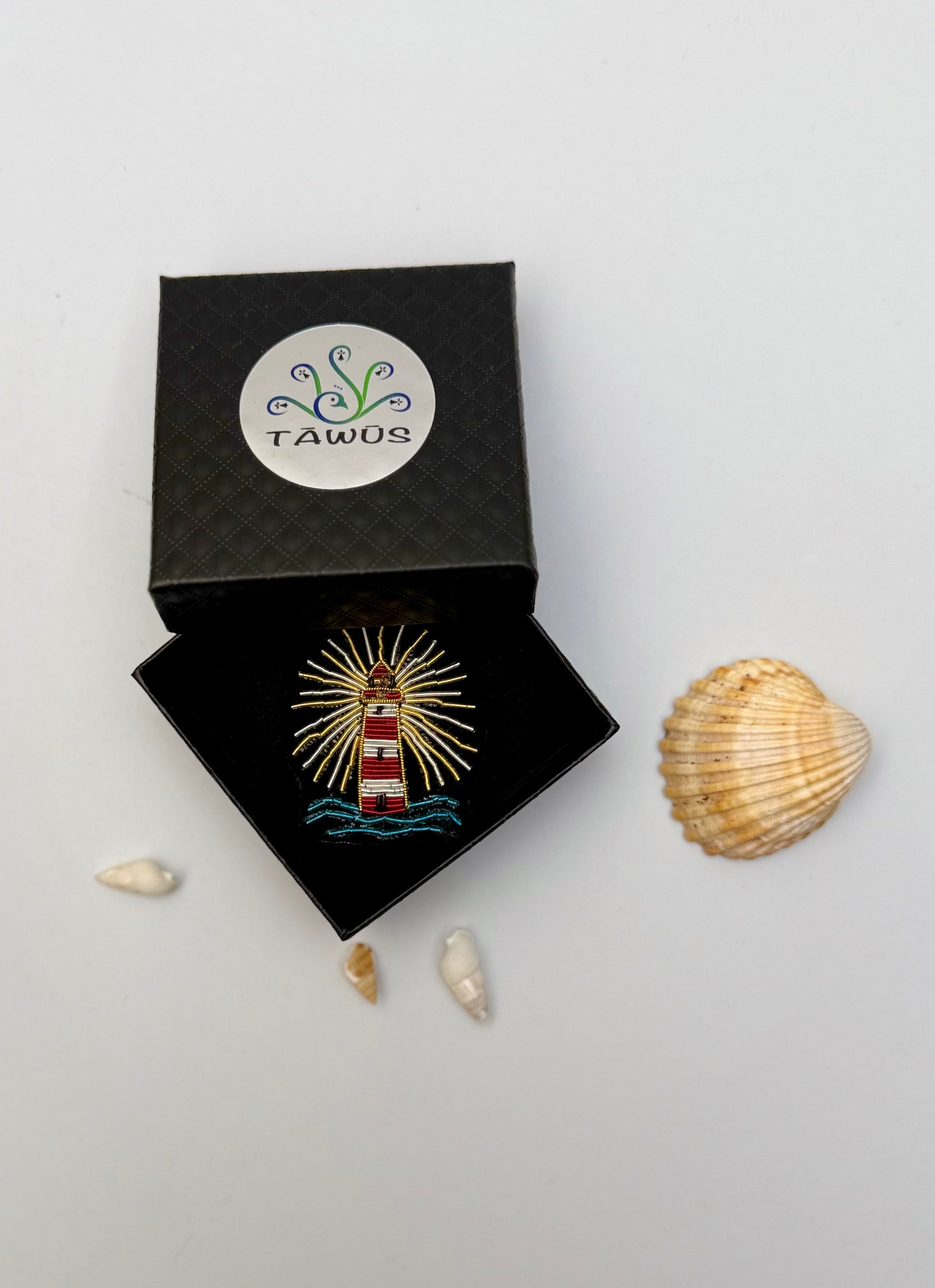 Broche Phare brodée à la main