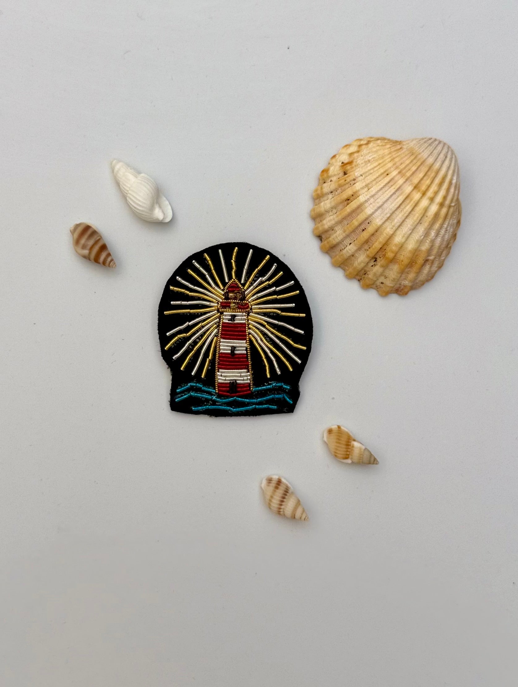 Broche Phare brodée à la main