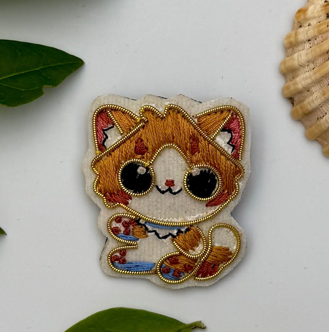 Broche Chibi Chat brodée à la main