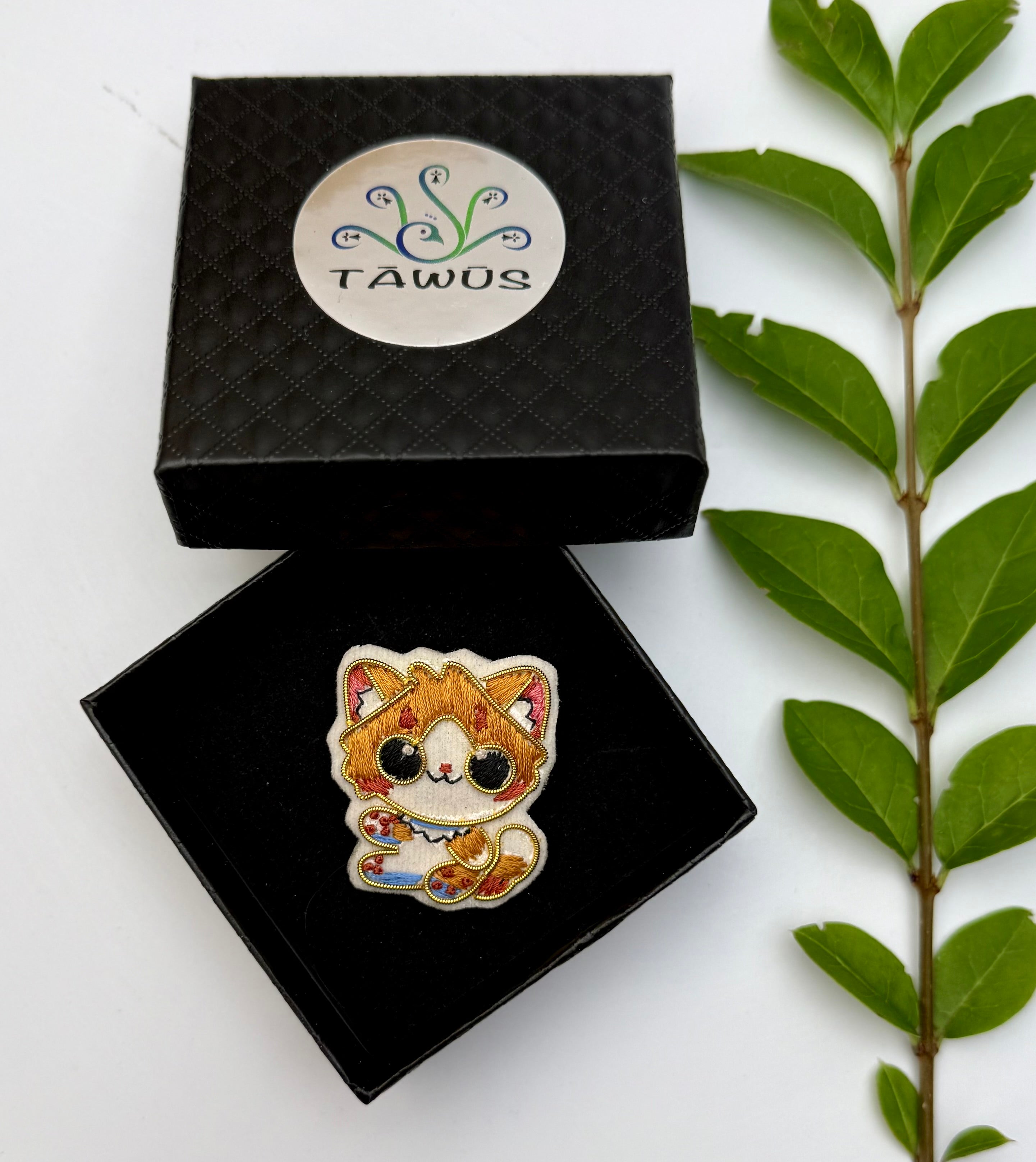 Broche Chibi Chat brodée à la main