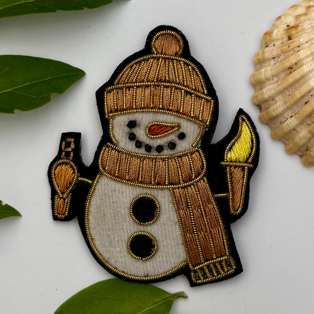 Broche Bonhomme de Neige brodée à la main