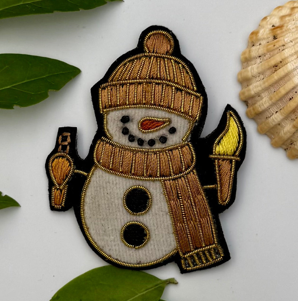 Broche Bonhomme de Neige brodée à la main