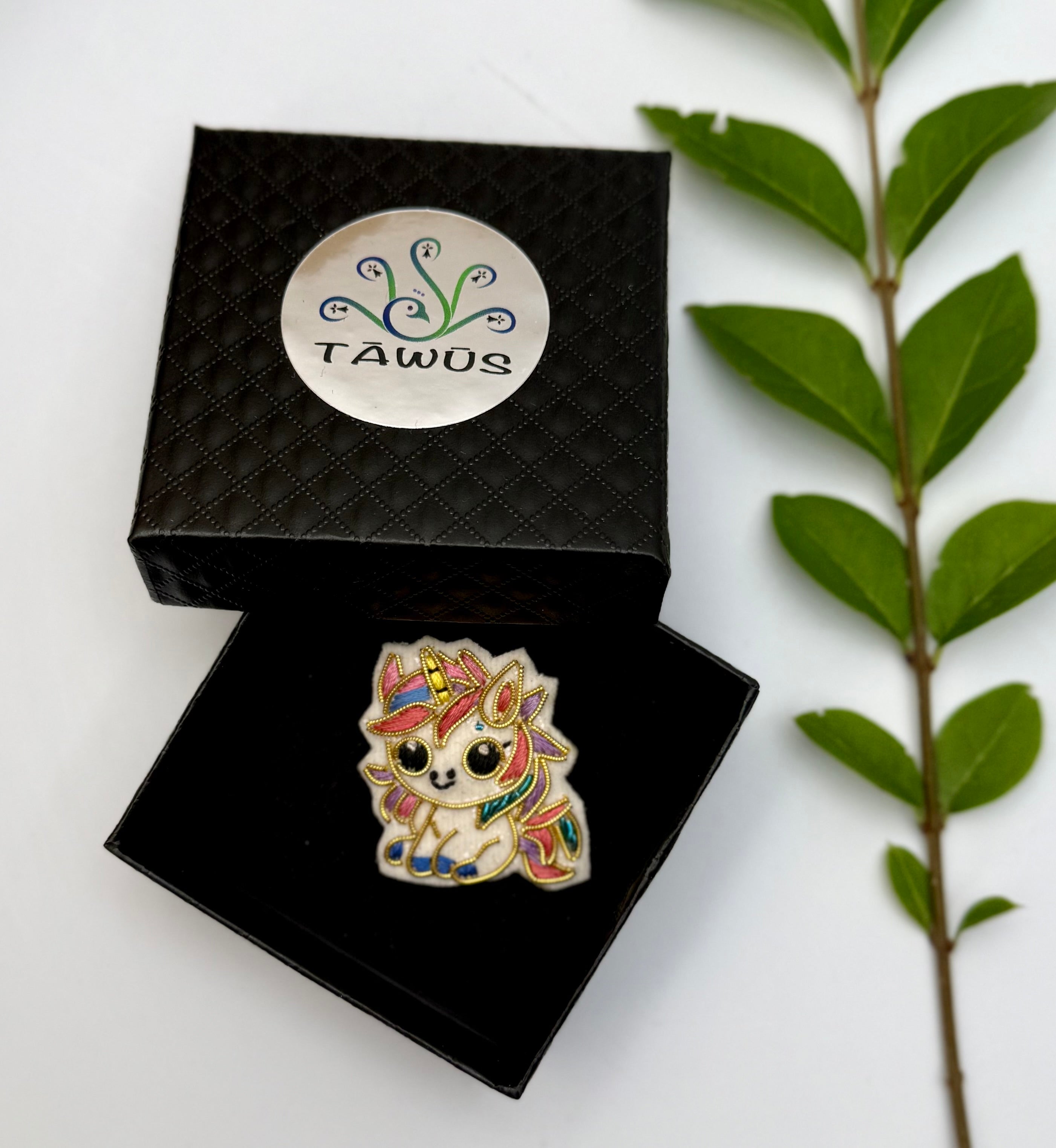 Broche Chibi Licorne brodée à la main