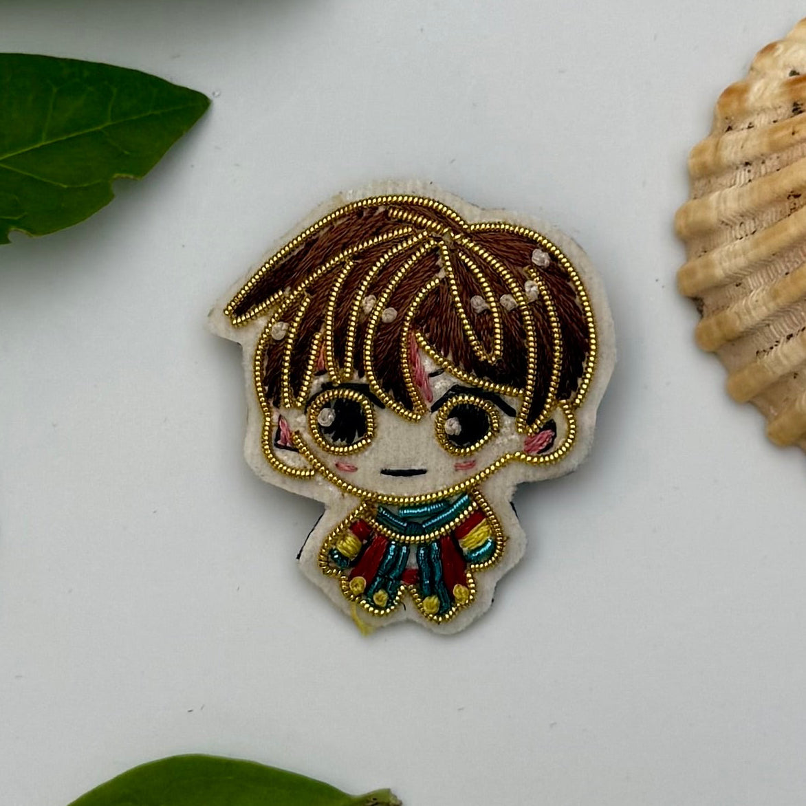 Broche Chibi Garçon brodée à la main
