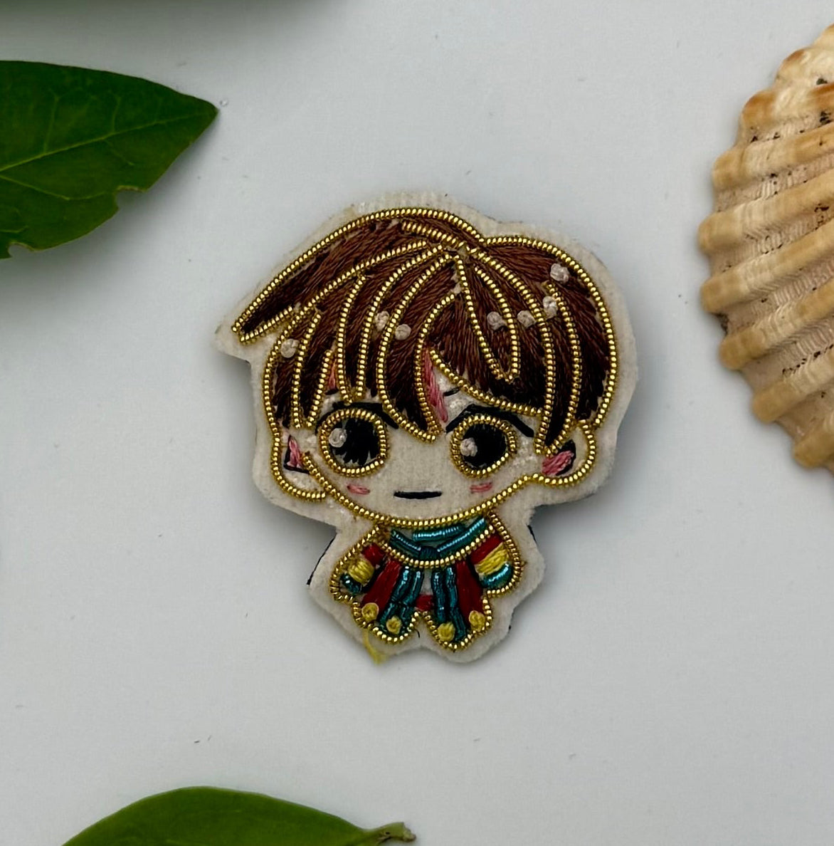 Broche Chibi Garçon brodée à la main