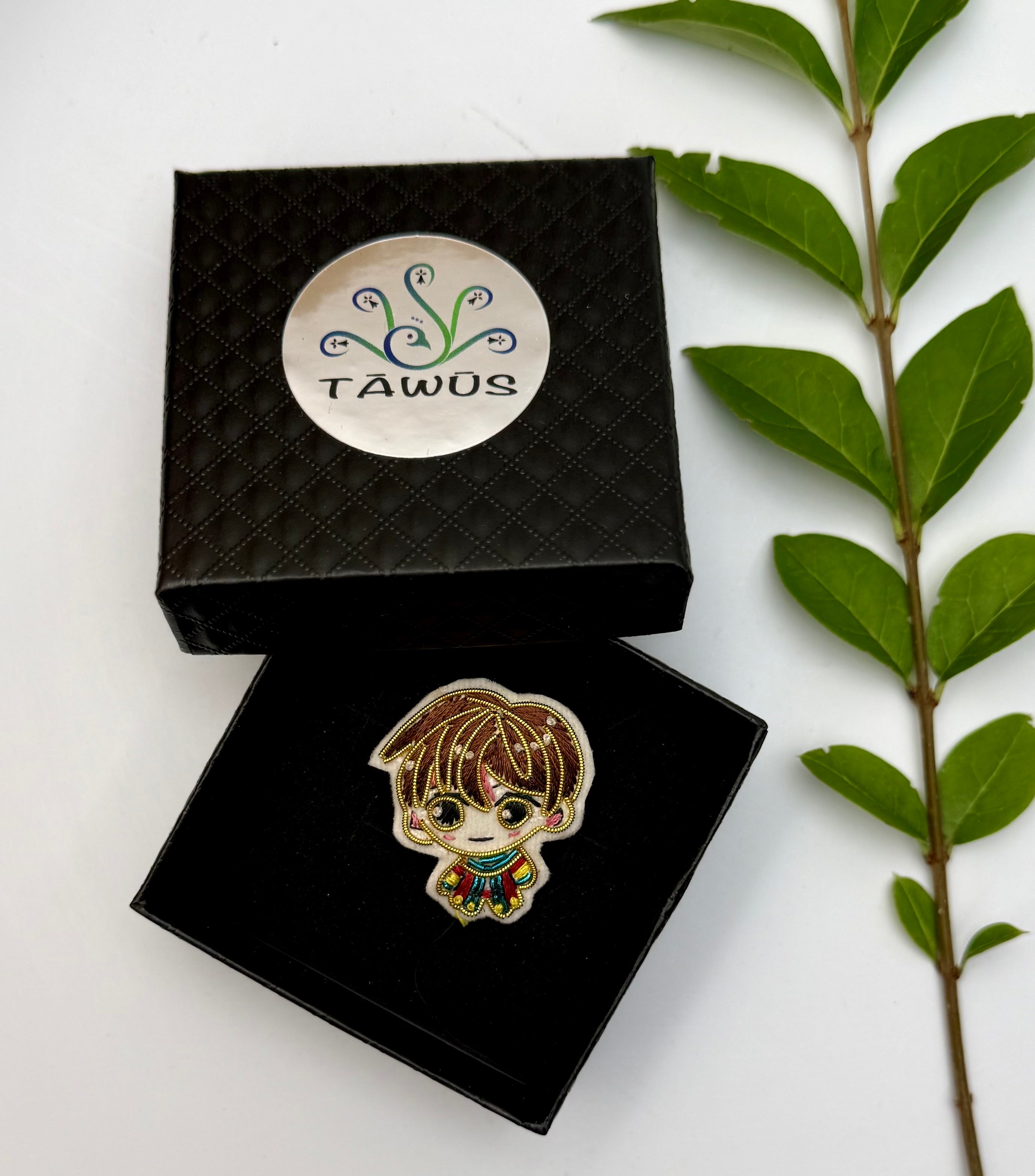 Broche Chibi Garçon brodée à la main