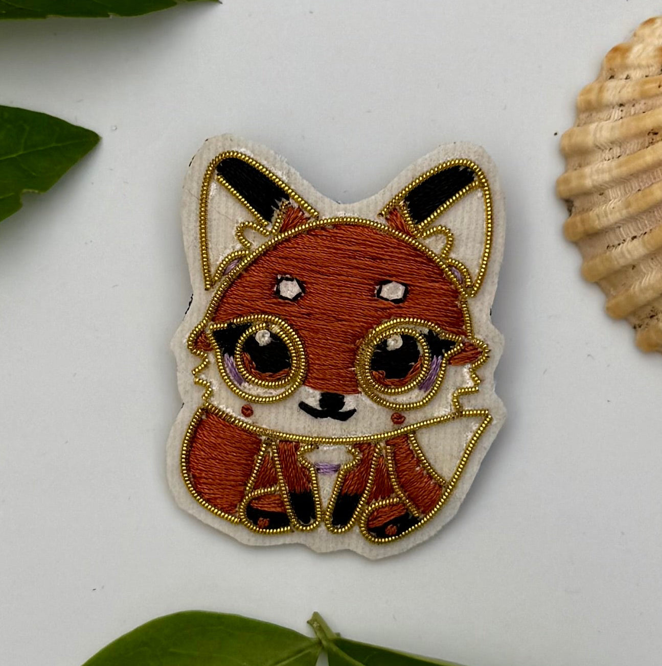 Broche Chibi Renard Roux brodée à la main