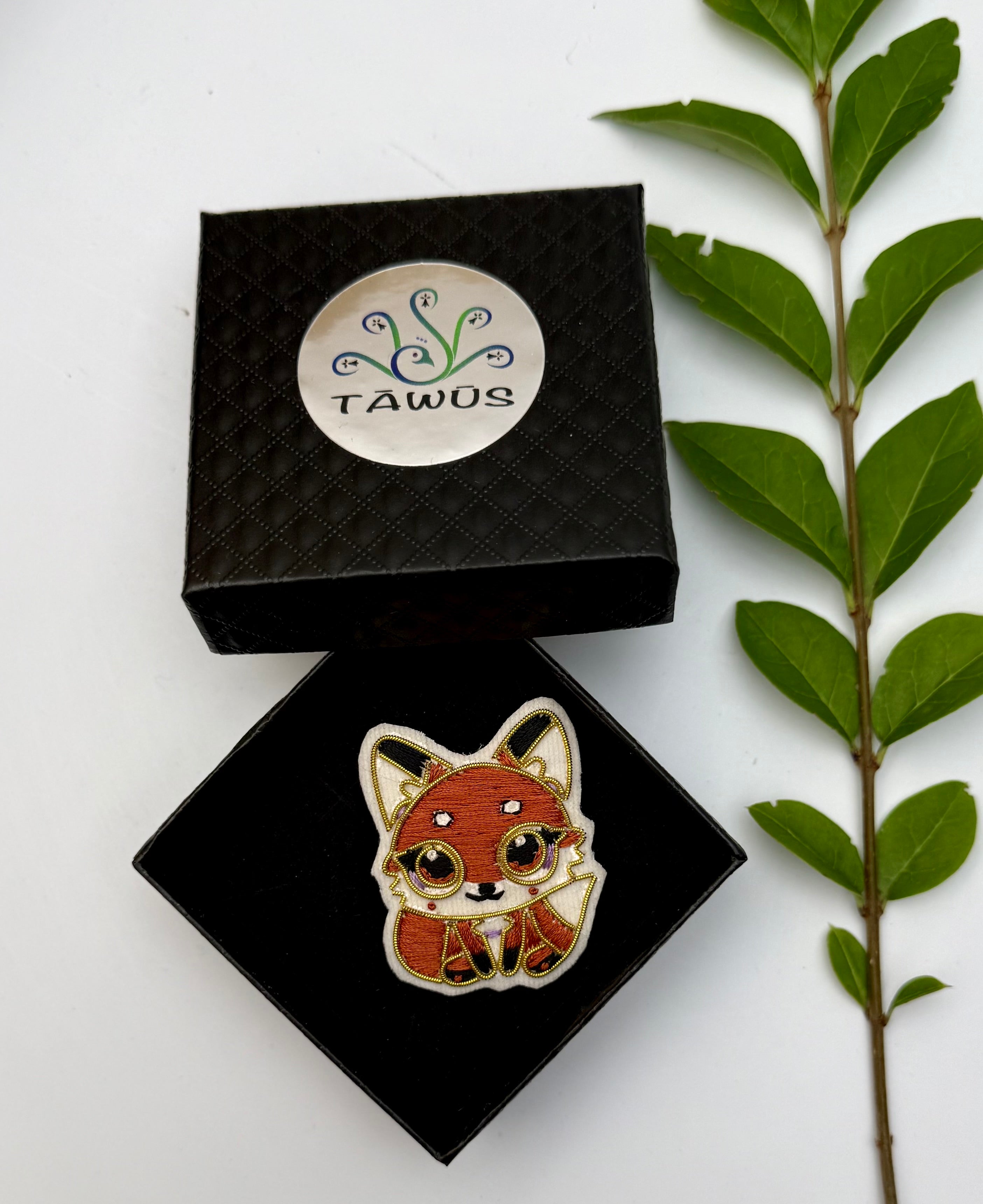 Broche Chibi Renard Roux brodée à la main