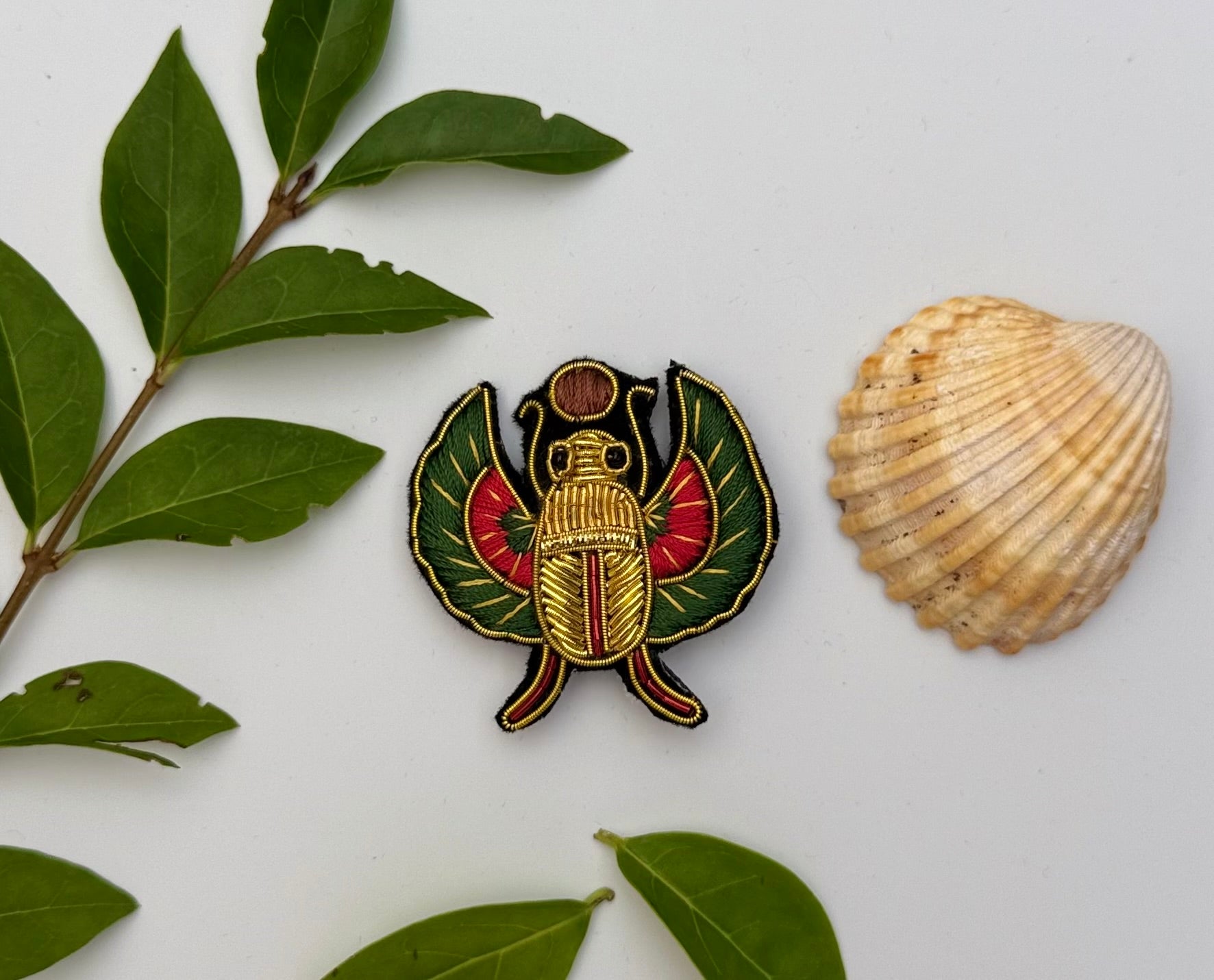 Broche Scarabée Sacré brodée à la main