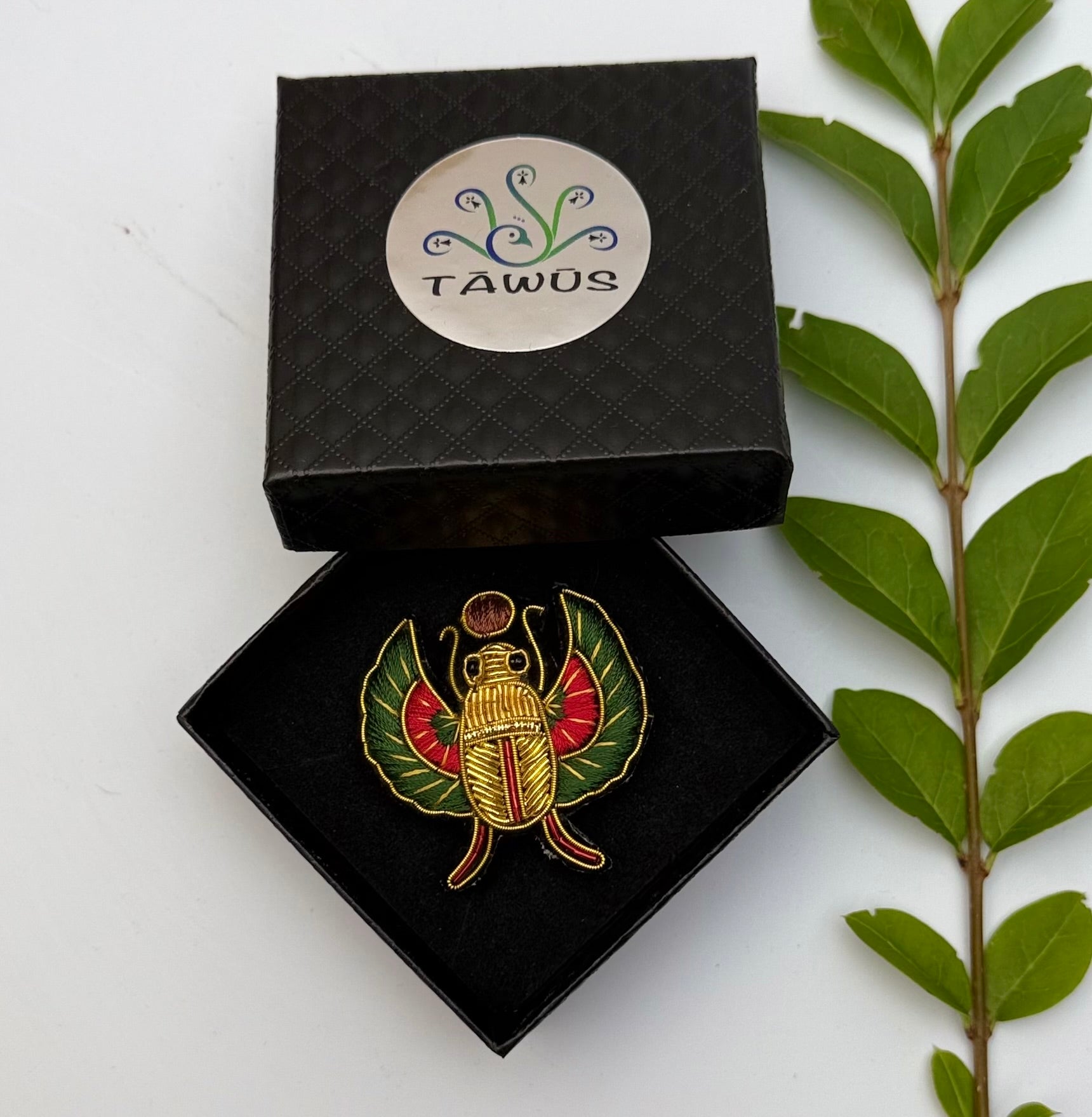 Broche Scarabée Sacré brodée à la main